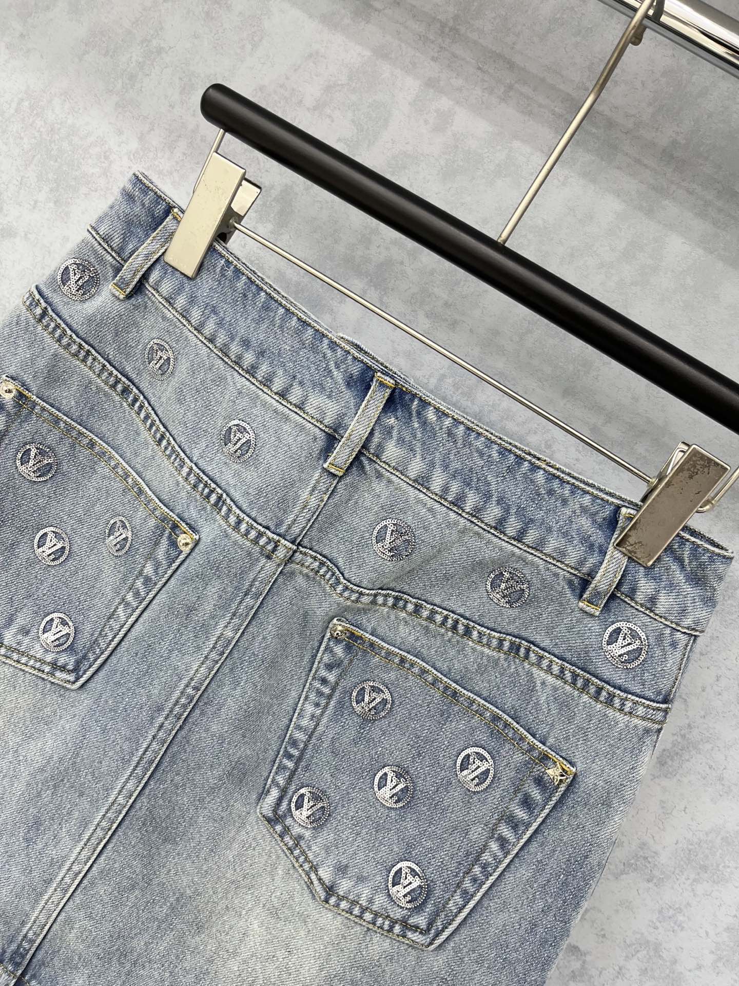 🛒𝐍𝐄𝐖 · 𝟐𝟎𝟐5/爆款现货【原版订制】 Lv｜25经典亮片牛仔半裙 工艺款 高端设计 进口面料质感