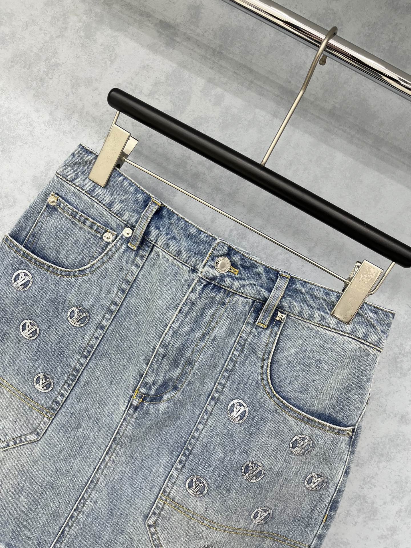 🛒𝐍𝐄𝐖 · 𝟐𝟎𝟐5/爆款现货【原版订制】 Lv｜25经典亮片牛仔半裙 工艺款 高端设计 进口面料质感