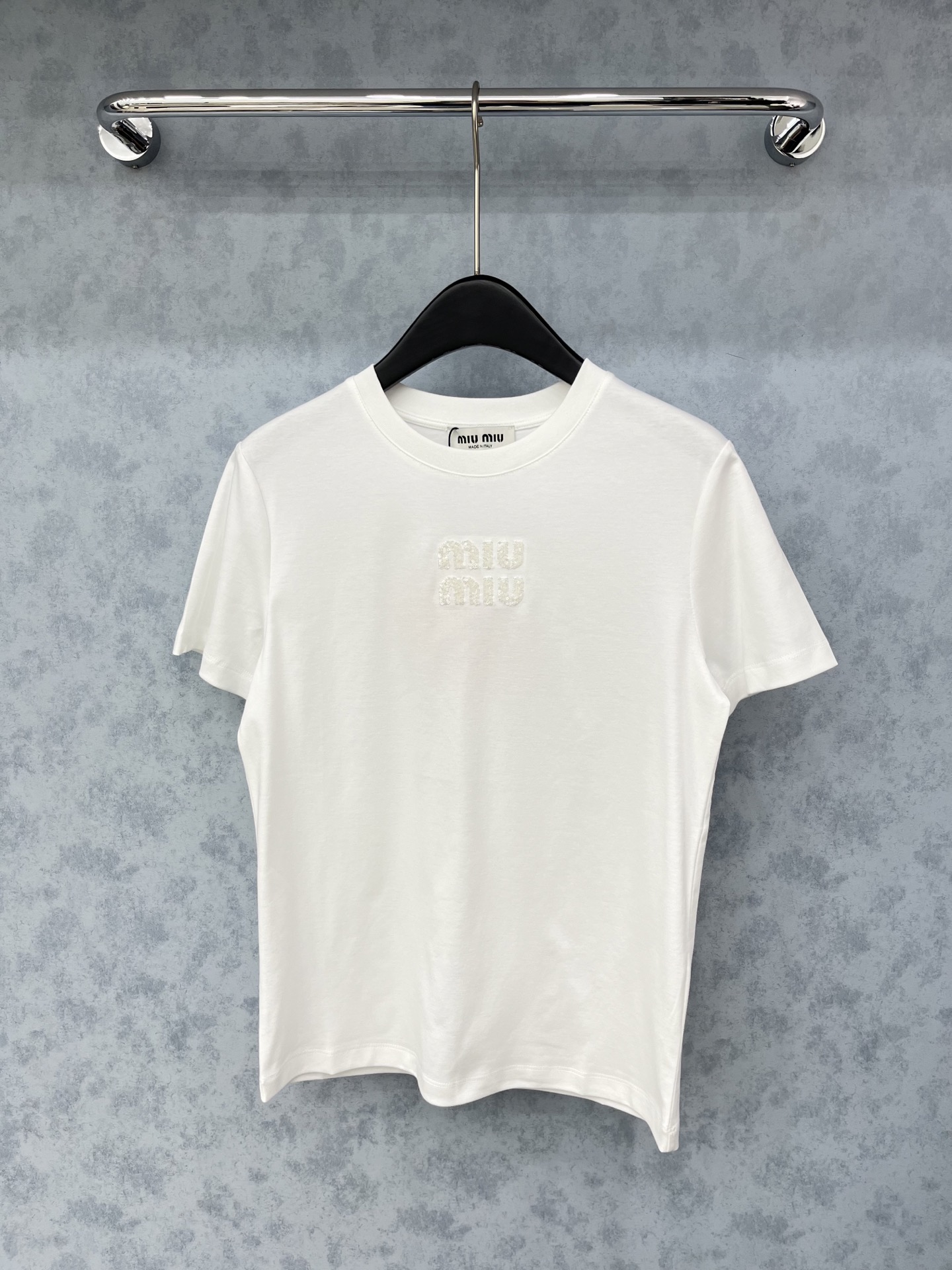 🛒𝐍𝐄𝐖 · 𝟐𝟎𝟐5/爆款现货原单品质 Miu Mi*｜精致珠片短袖T恤高订面料 亲肤透气舒适标志性字