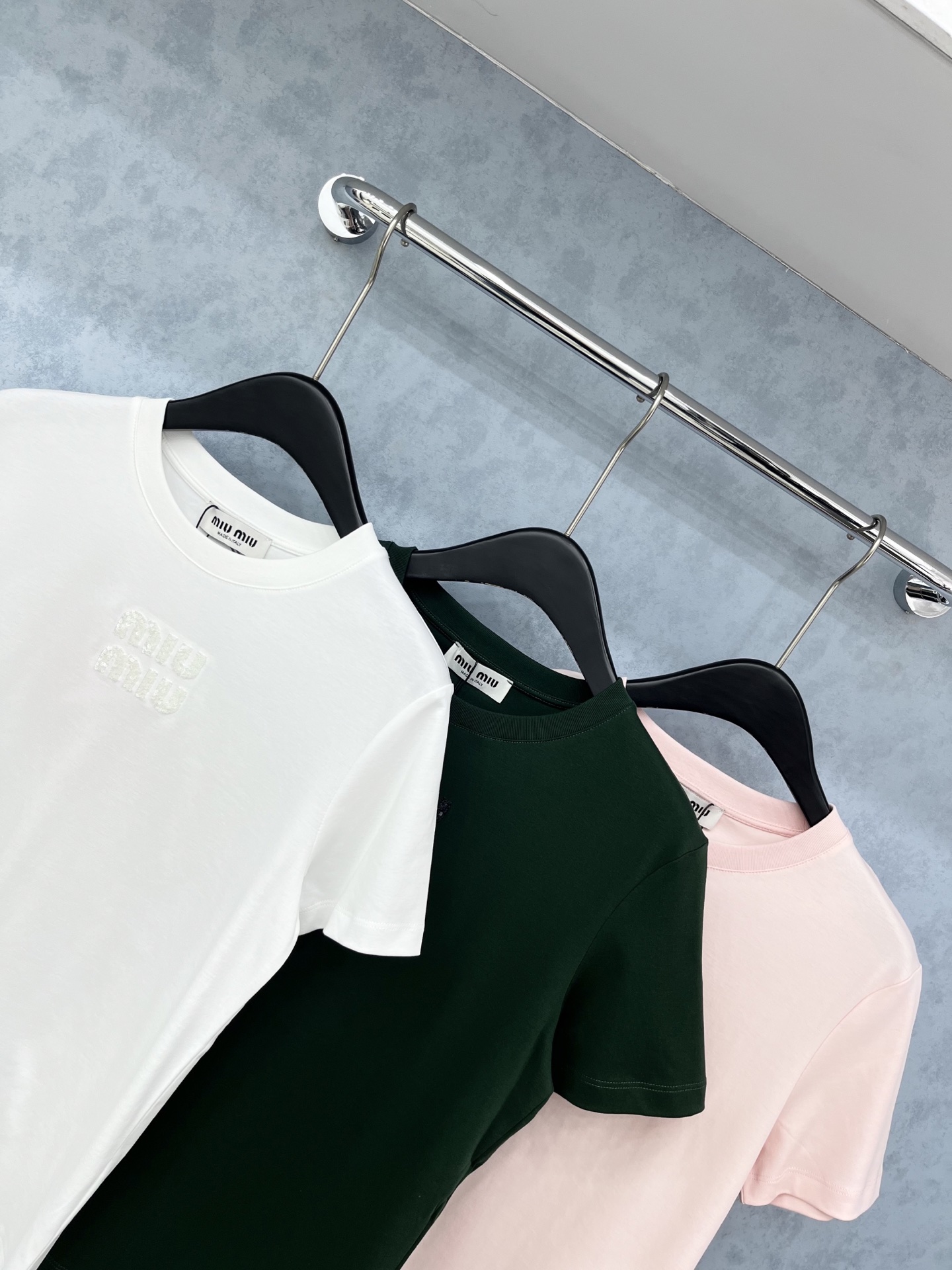 🛒𝐍𝐄𝐖 · 𝟐𝟎𝟐5/爆款现货原单品质 Miu Mi*｜精致珠片短袖T恤高订面料 亲肤透气舒适标志性字