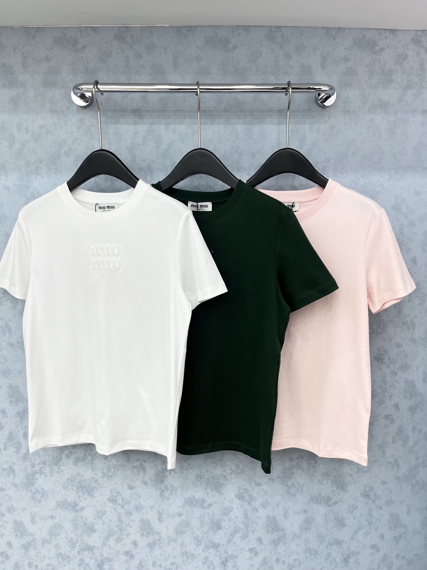 🛒𝐍𝐄𝐖 · 𝟐𝟎𝟐5/爆款现货原单品质 Miu Mi*｜精致珠片短袖T恤高订面料 亲肤透气舒适标志性字