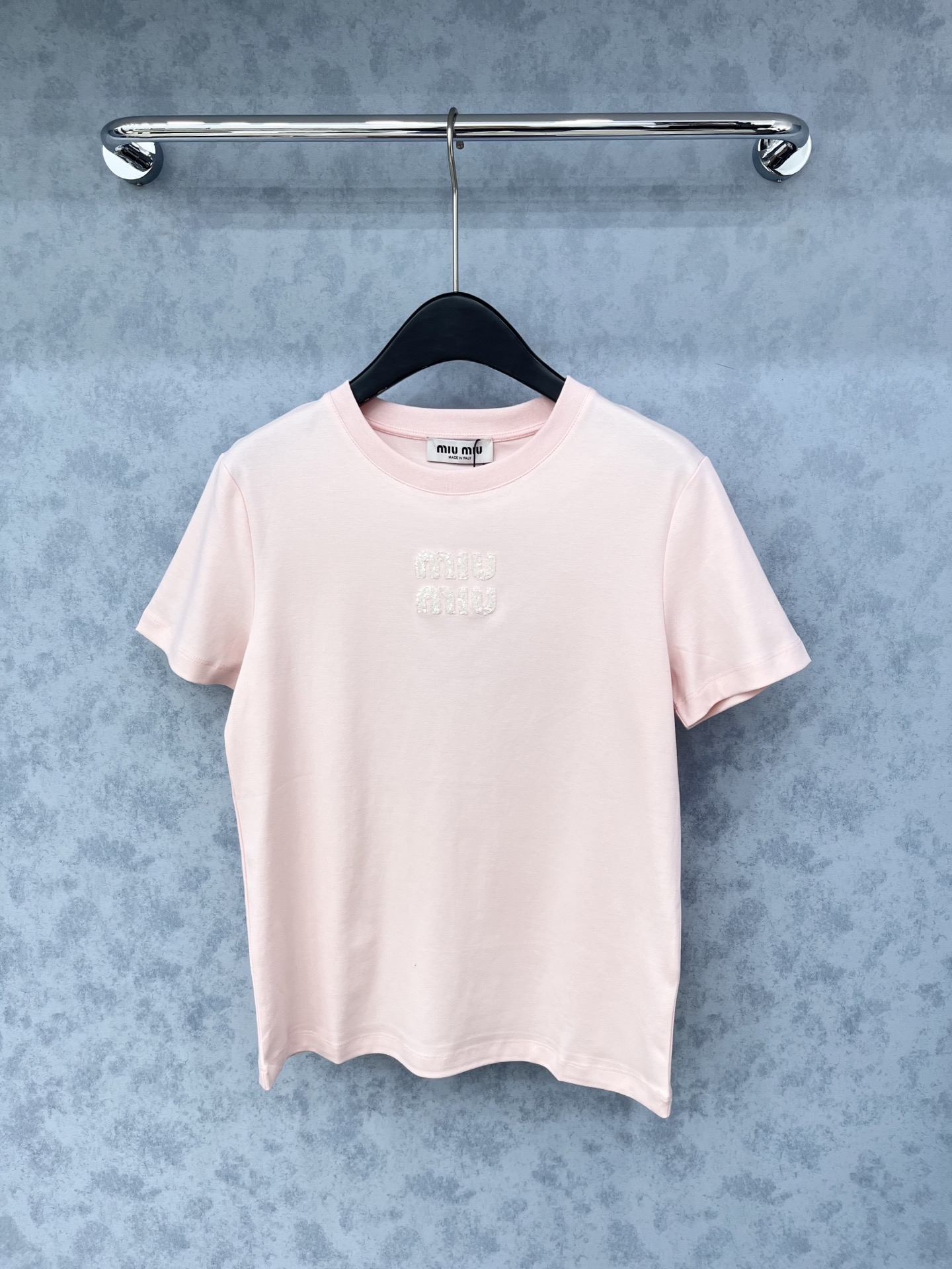 🛒𝐍𝐄𝐖 · 𝟐𝟎𝟐5/爆款现货原单品质 Miu Mi*｜精致珠片短袖T恤高订面料 亲肤透气舒适标志性字