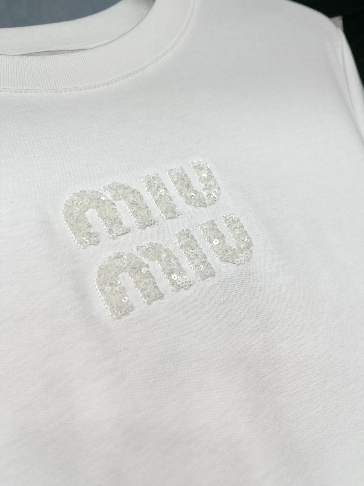 🛒𝐍𝐄𝐖 · 𝟐𝟎𝟐5/爆款现货原单品质 Miu Mi*｜精致珠片短袖T恤高订面料 亲肤透气舒适标志性字
