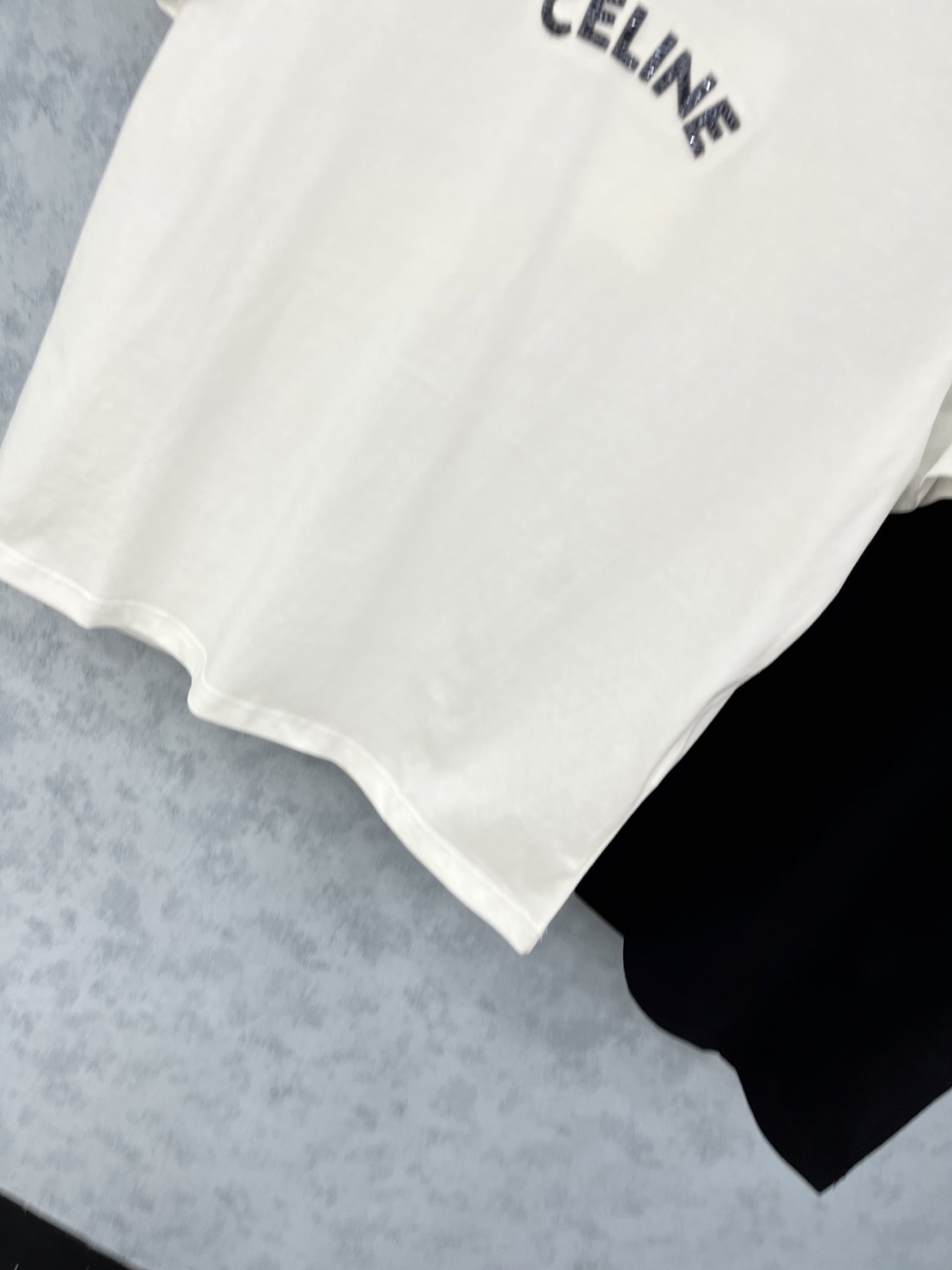 🛒𝐍𝐄𝐖 · 𝟐𝟎𝟐5/爆款现货原单品质 Celin*｜精致订珠短袖T恤高订面料 亲肤透气舒适标志性字母