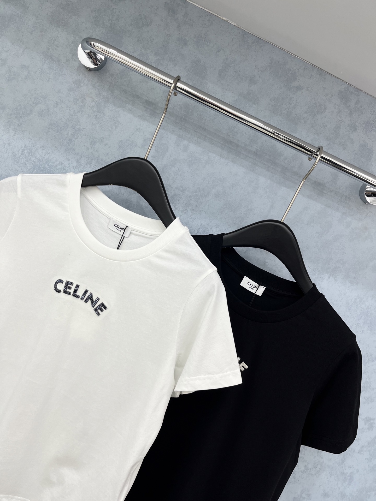 🛒𝐍𝐄𝐖 · 𝟐𝟎𝟐5/爆款现货原单品质 Celin*｜精致订珠短袖T恤高订面料 亲肤透气舒适标志性字母