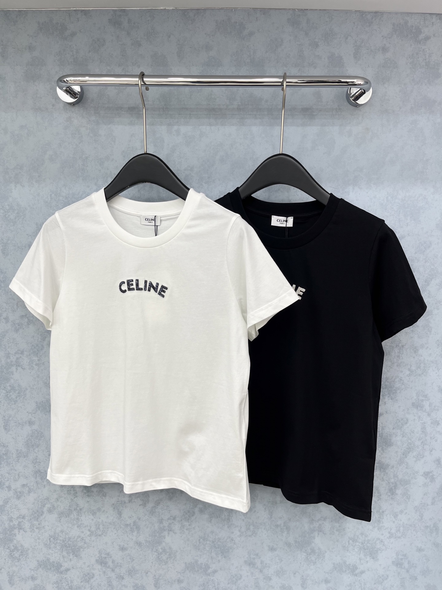 🛒𝐍𝐄𝐖 · 𝟐𝟎𝟐5/爆款现货原单品质 Celin*｜精致订珠短袖T恤高订面料 亲肤透气舒适标志性字母