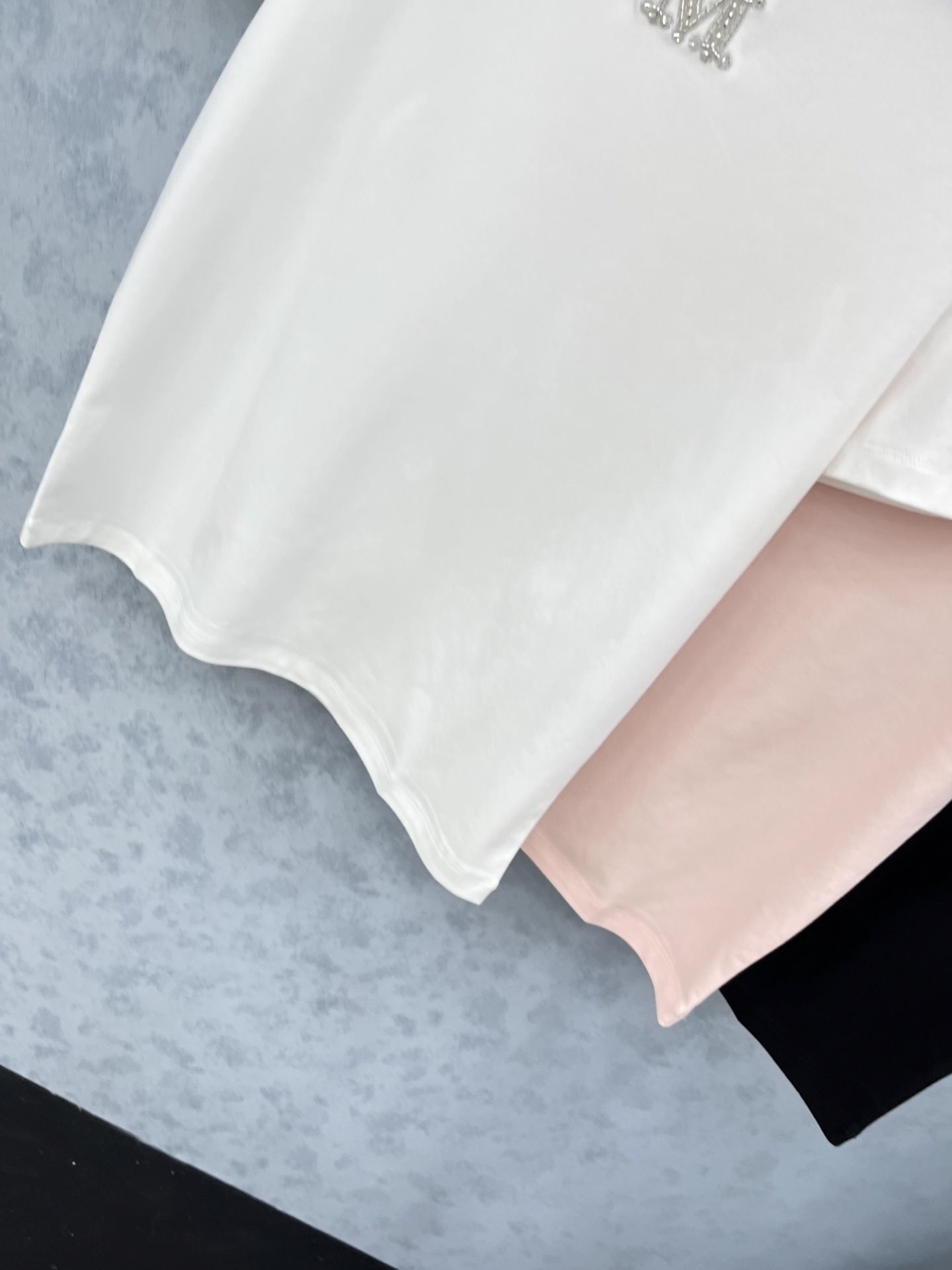 🛒𝐍𝐄𝐖 · 𝟐𝟎𝟐5/爆款现货原单品质 Max*｜精致订珠短袖T恤高订面料 亲肤透气舒适标志性字母图案