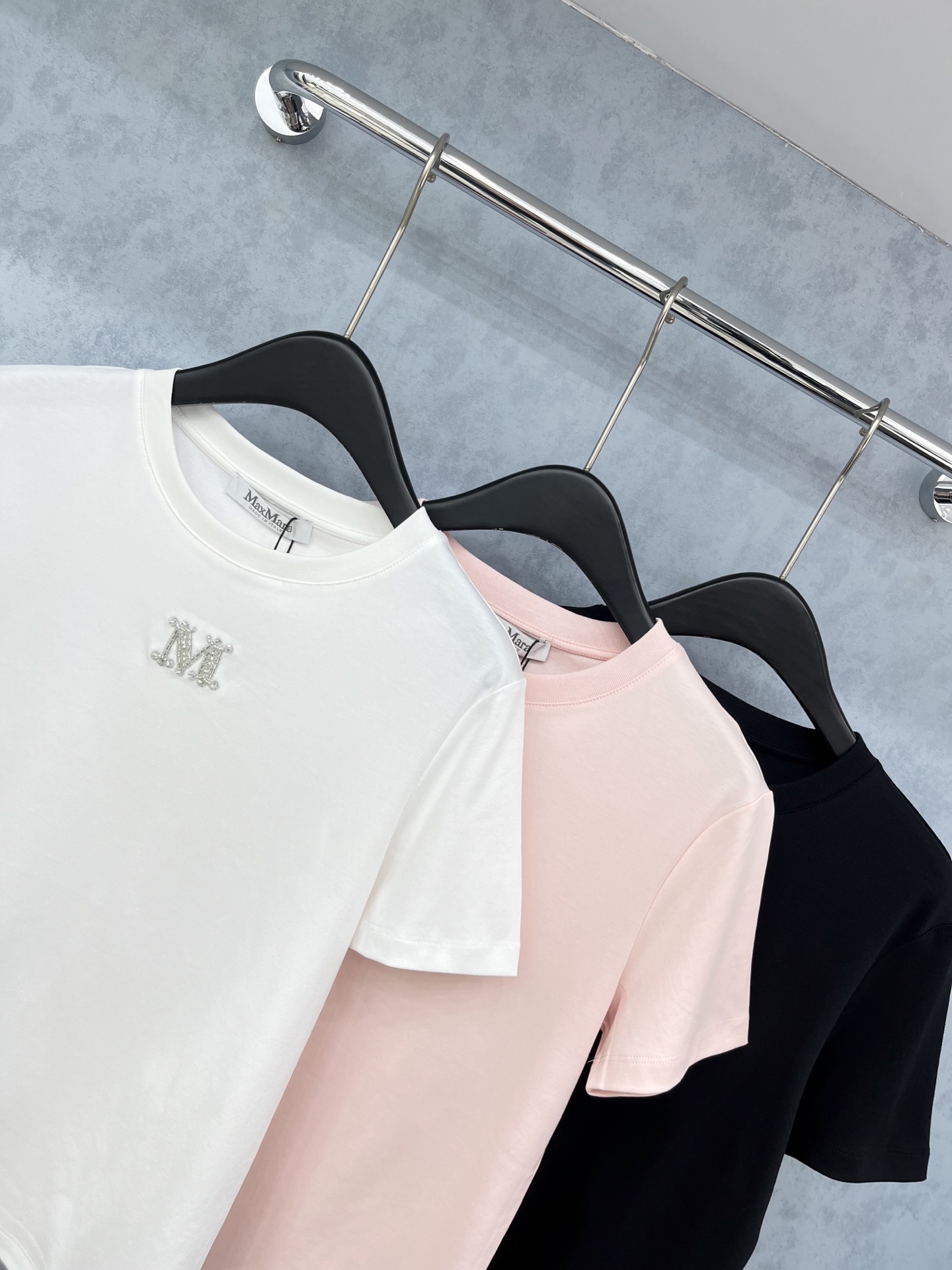 🛒𝐍𝐄𝐖 · 𝟐𝟎𝟐5/爆款现货原单品质 Max*｜精致订珠短袖T恤高订面料 亲肤透气舒适标志性字母图案