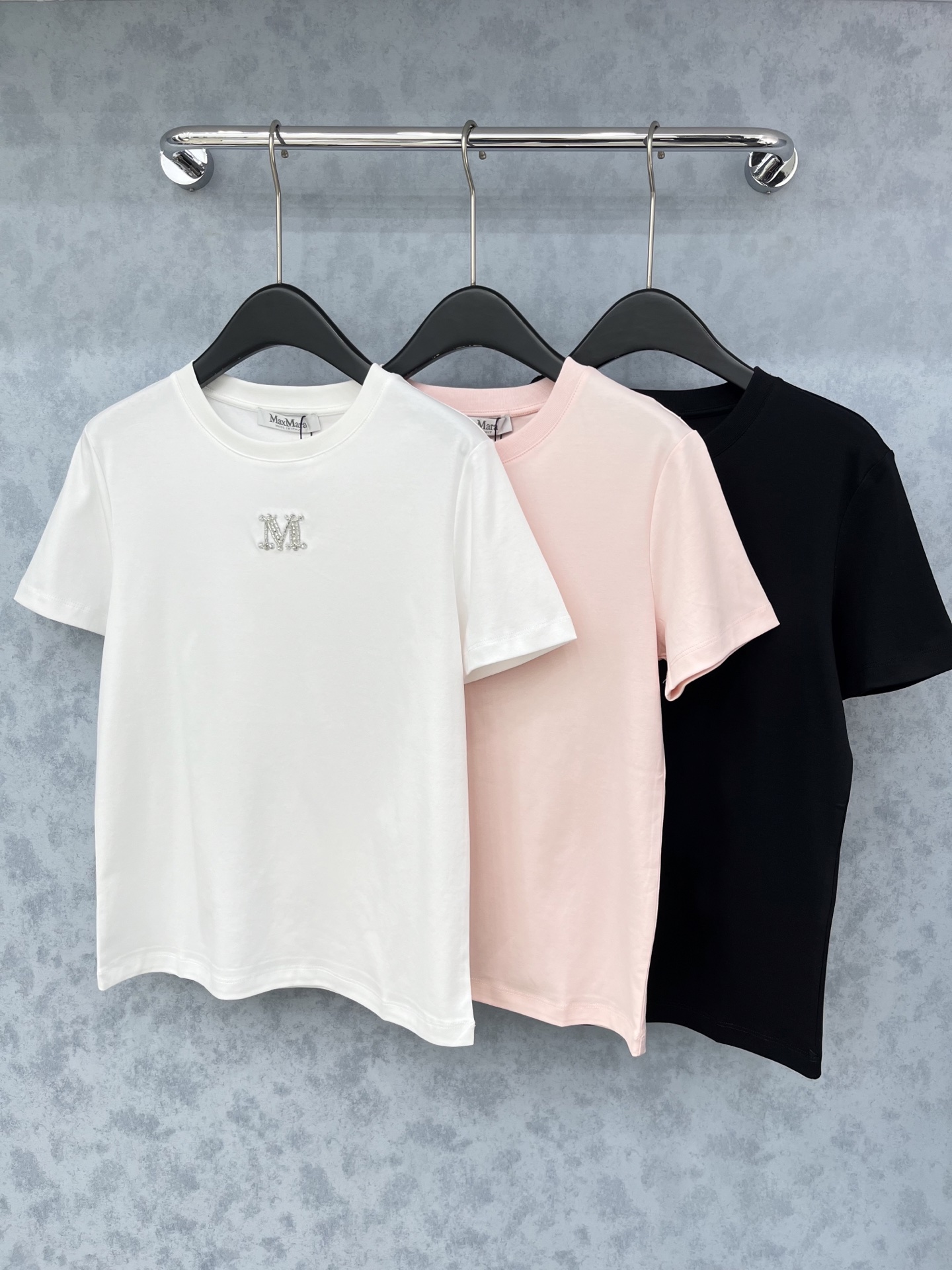 🛒𝐍𝐄𝐖 · 𝟐𝟎𝟐5/爆款现货原单品质 Max*｜精致订珠短袖T恤高订面料 亲肤透气舒适标志性字母图案