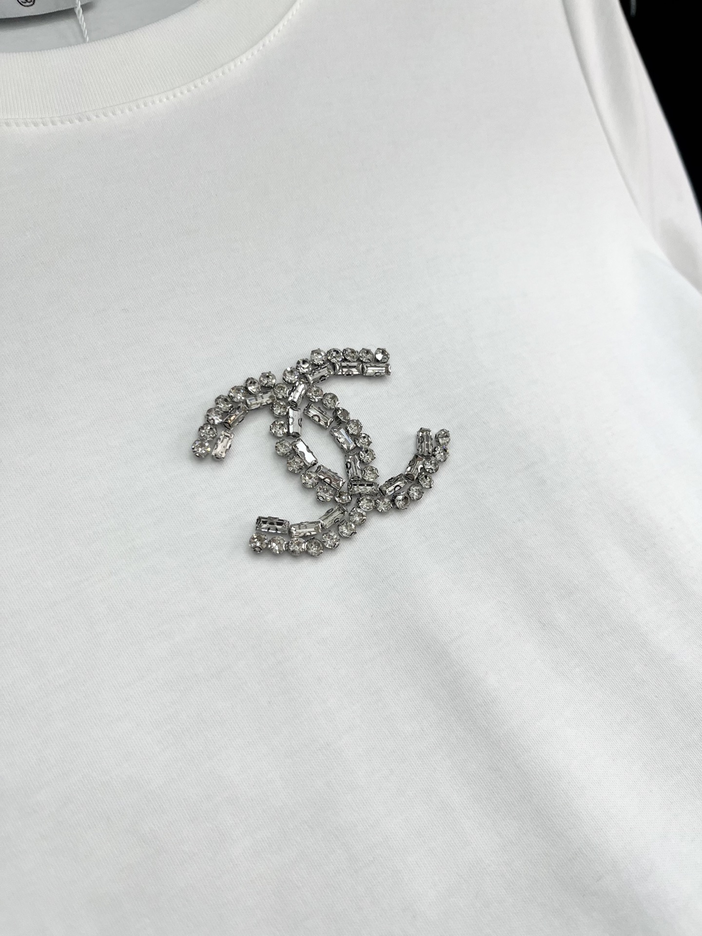 🛒𝐍𝐄𝐖 · 𝟐𝟎𝟐5/爆款现货原单品质 Chane*｜精致订珠短袖T恤高订面料 亲肤透气舒适标志性字母