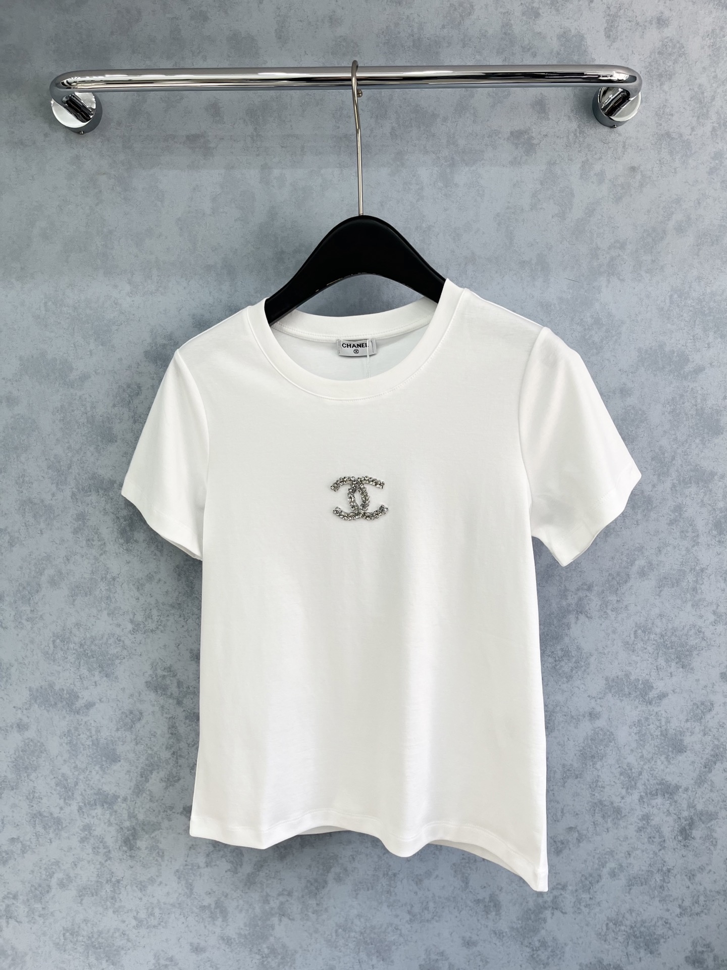 🛒𝐍𝐄𝐖 · 𝟐𝟎𝟐5/爆款现货原单品质 Chane*｜精致订珠短袖T恤高订面料 亲肤透气舒适标志性字母