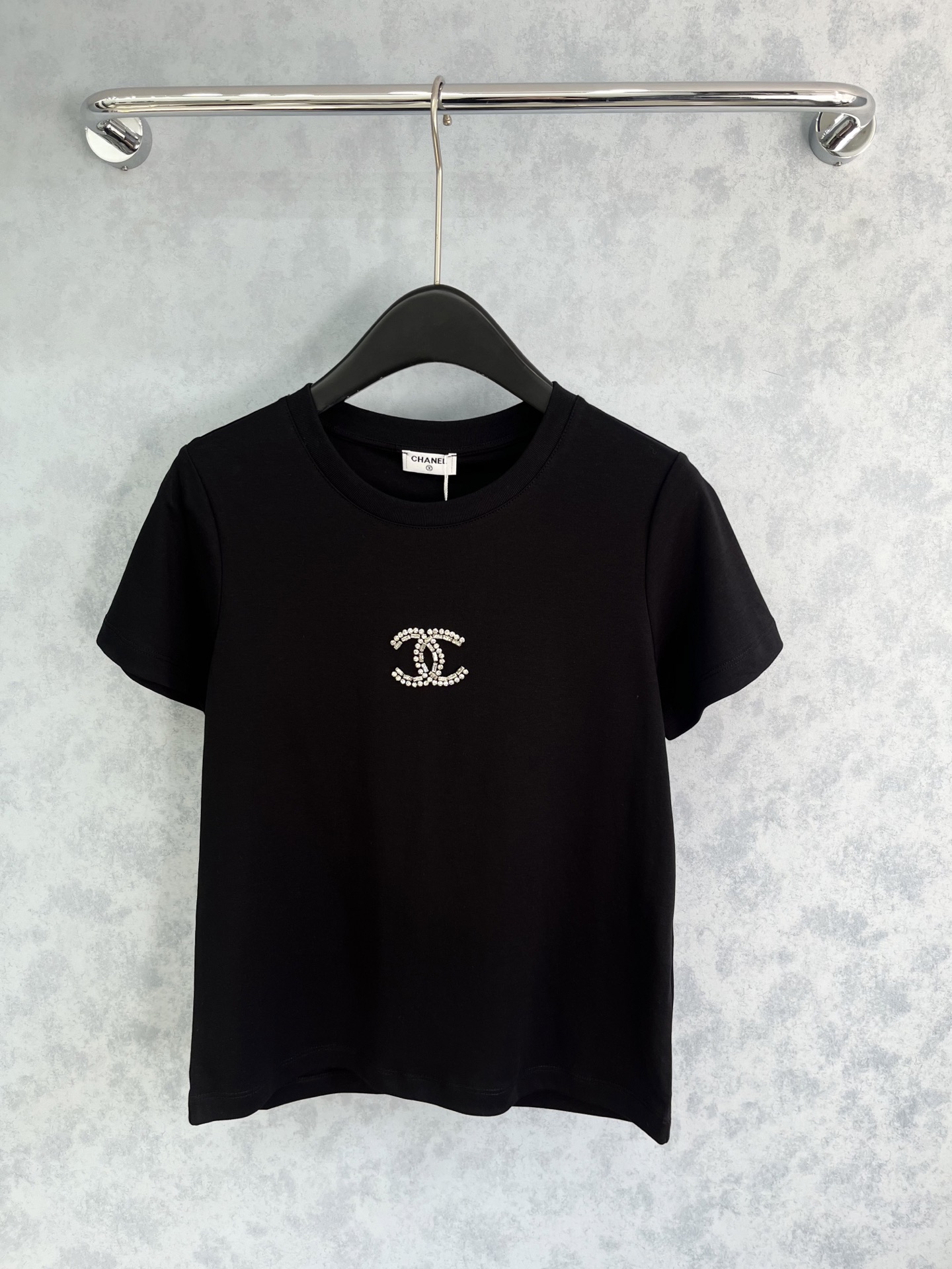 🛒𝐍𝐄𝐖 · 𝟐𝟎𝟐5/爆款现货原单品质 Chane*｜精致订珠短袖T恤高订面料 亲肤透气舒适标志性字母