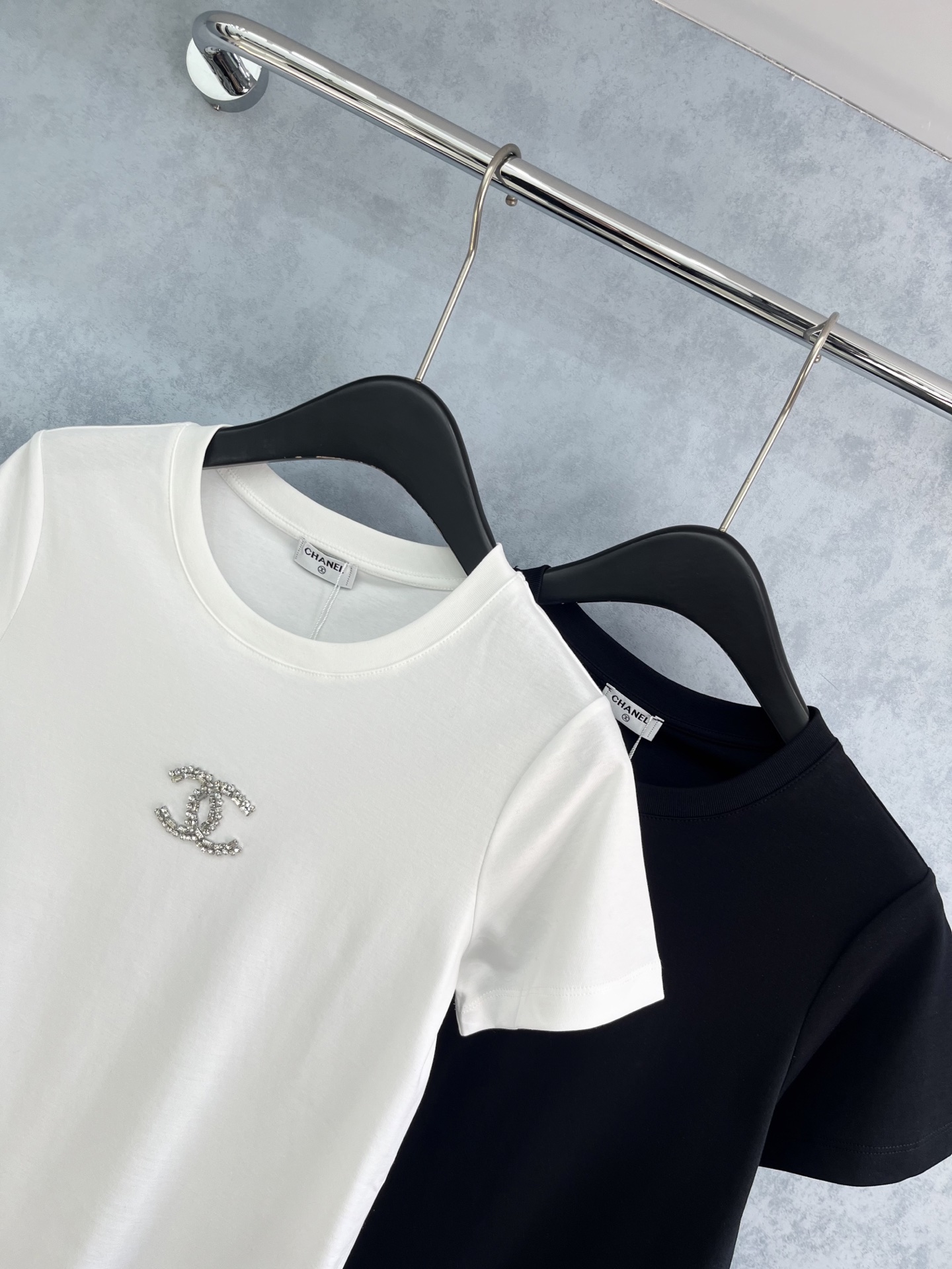 🛒𝐍𝐄𝐖 · 𝟐𝟎𝟐5/爆款现货原单品质 Chane*｜精致订珠短袖T恤高订面料 亲肤透气舒适标志性字母