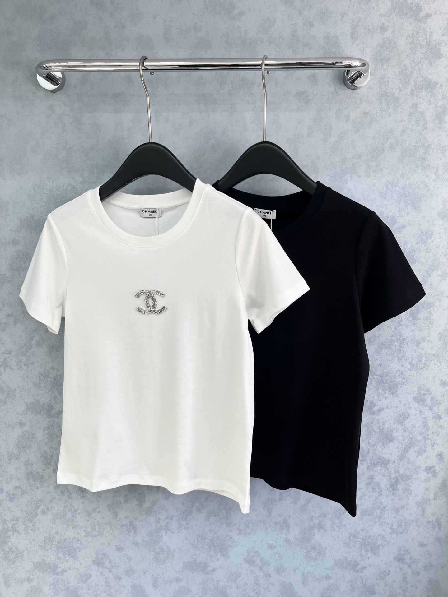 🛒𝐍𝐄𝐖 · 𝟐𝟎𝟐5/爆款现货原单品质 Chane*｜精致订珠短袖T恤高订面料 亲肤透气舒适标志性字母