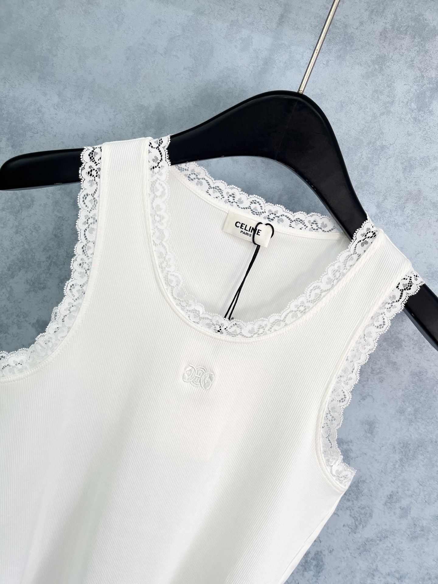 🛒𝐍𝐄𝐖 · 𝟐𝟎𝟐5/爆款现货【原版定制】Celin*｜25新款大圆领蕾丝拼接花边刺绣背心 系列款 不