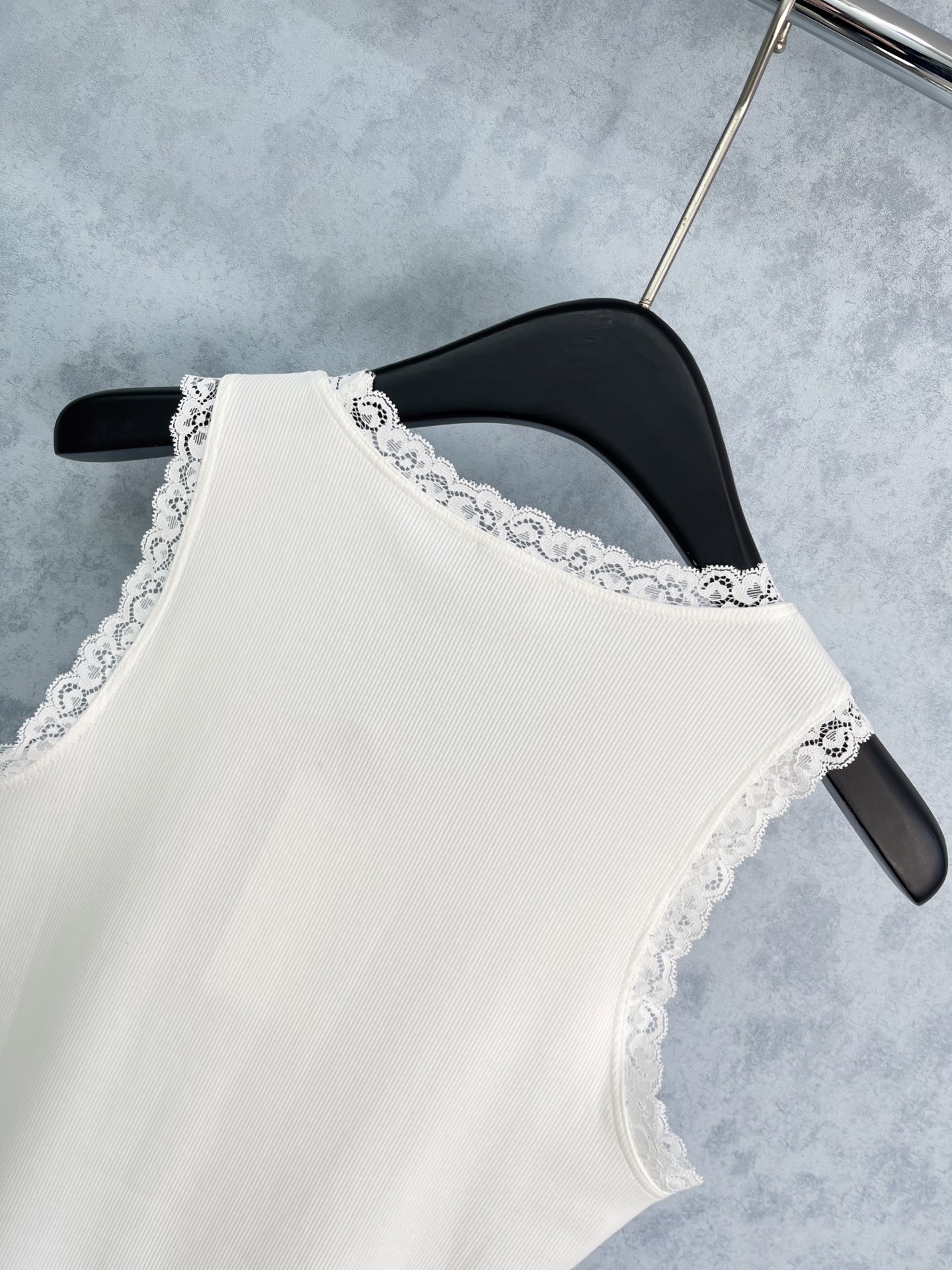 🛒𝐍𝐄𝐖 · 𝟐𝟎𝟐5/爆款现货【原版定制】Celin*｜25新款大圆领蕾丝拼接花边刺绣背心 系列款 不