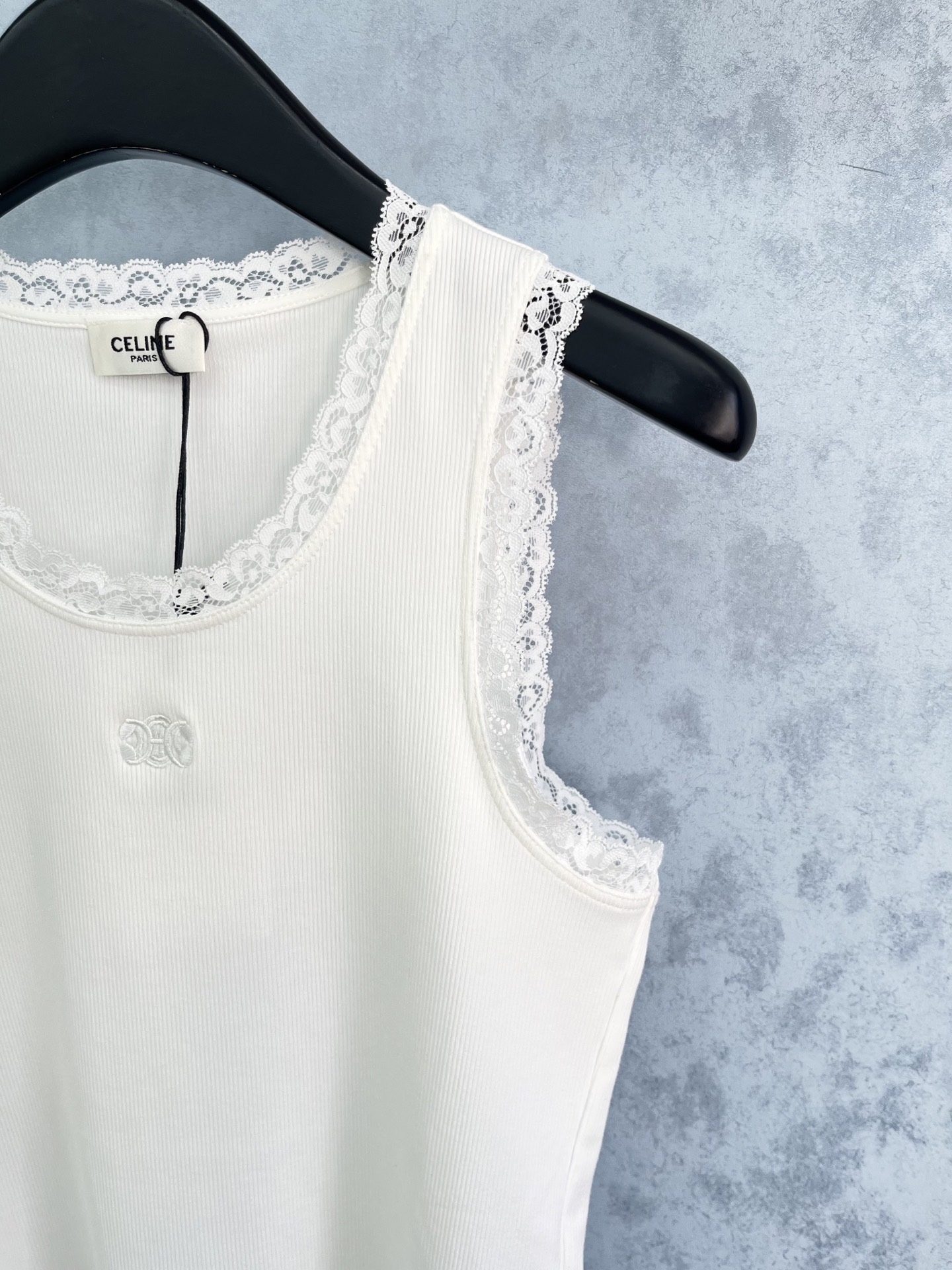 🛒𝐍𝐄𝐖 · 𝟐𝟎𝟐5/爆款现货【原版定制】Celin*｜25新款大圆领蕾丝拼接花边刺绣背心 系列款 不