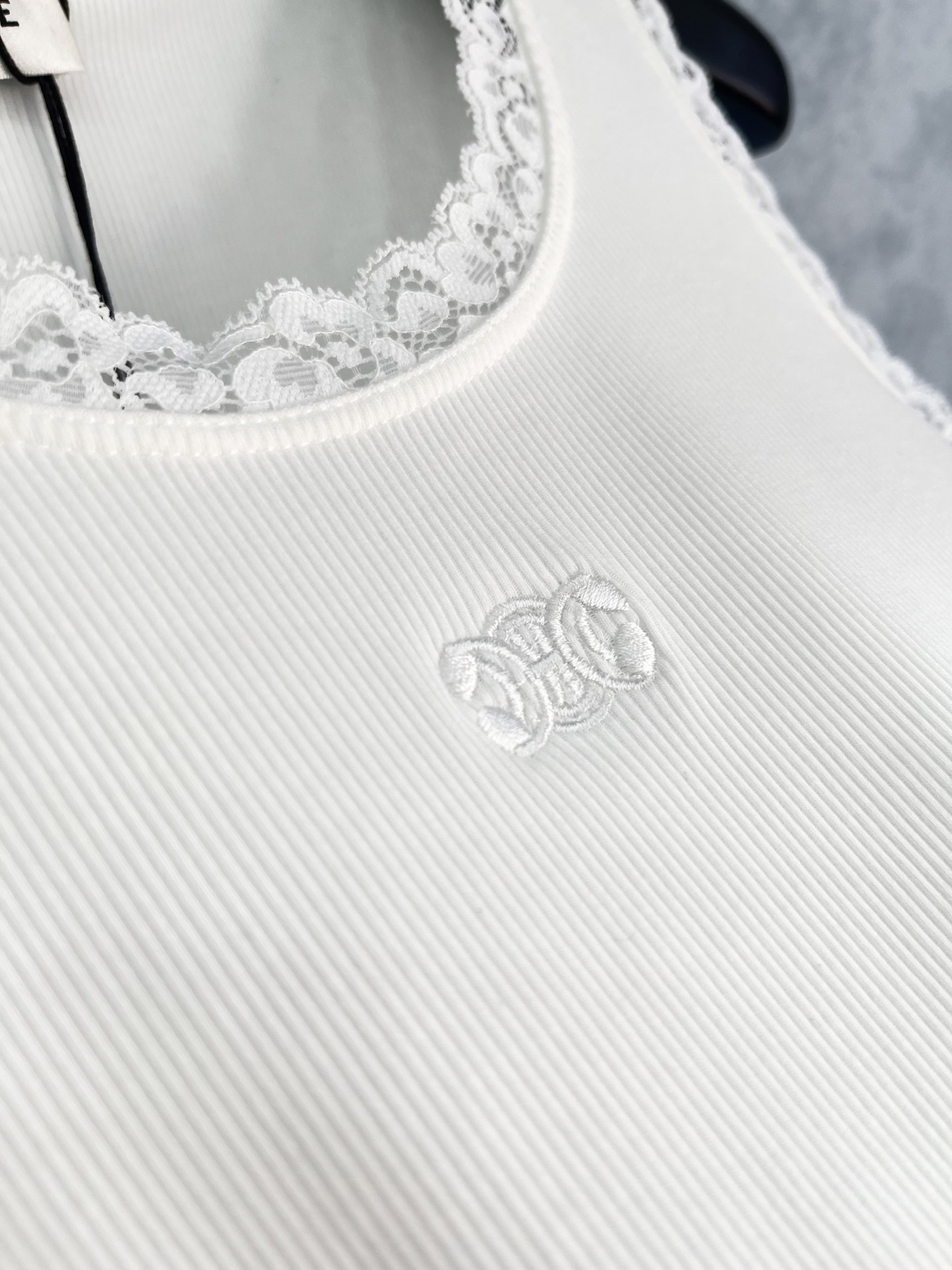 🛒𝐍𝐄𝐖 · 𝟐𝟎𝟐5/爆款现货【原版定制】Celin*｜25新款大圆领蕾丝拼接花边刺绣背心 系列款 不