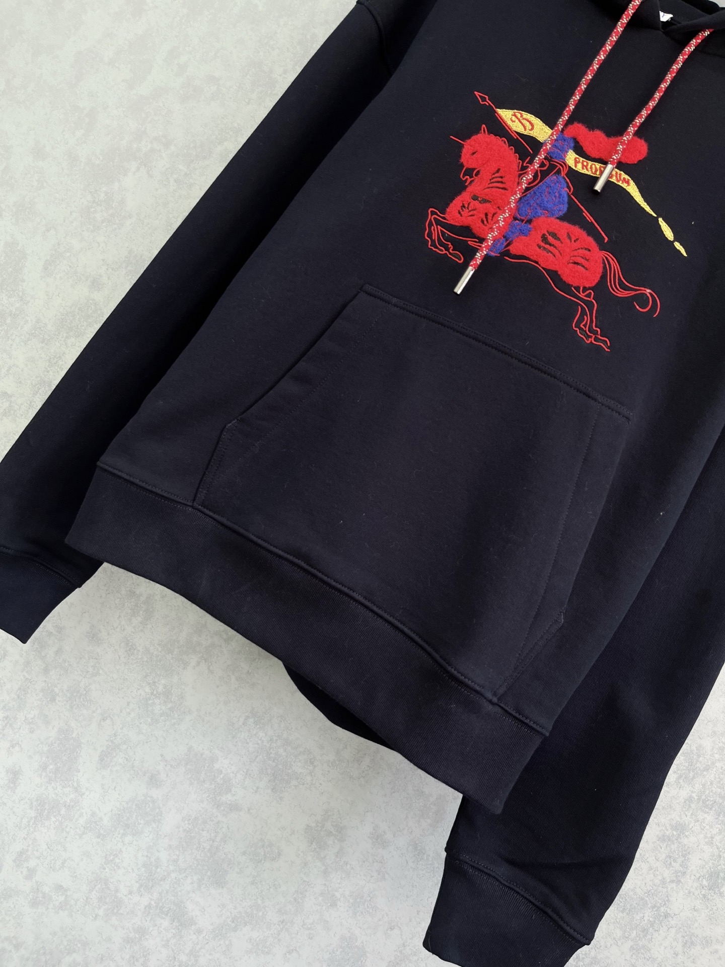 🛒𝐍𝐄𝐖 · 𝟐𝟎𝟐5/爆款现货【原版定制】Bur*｜25经典植绒刺绣带帽卫衣干净利落的裁剪，落肩宽松慵