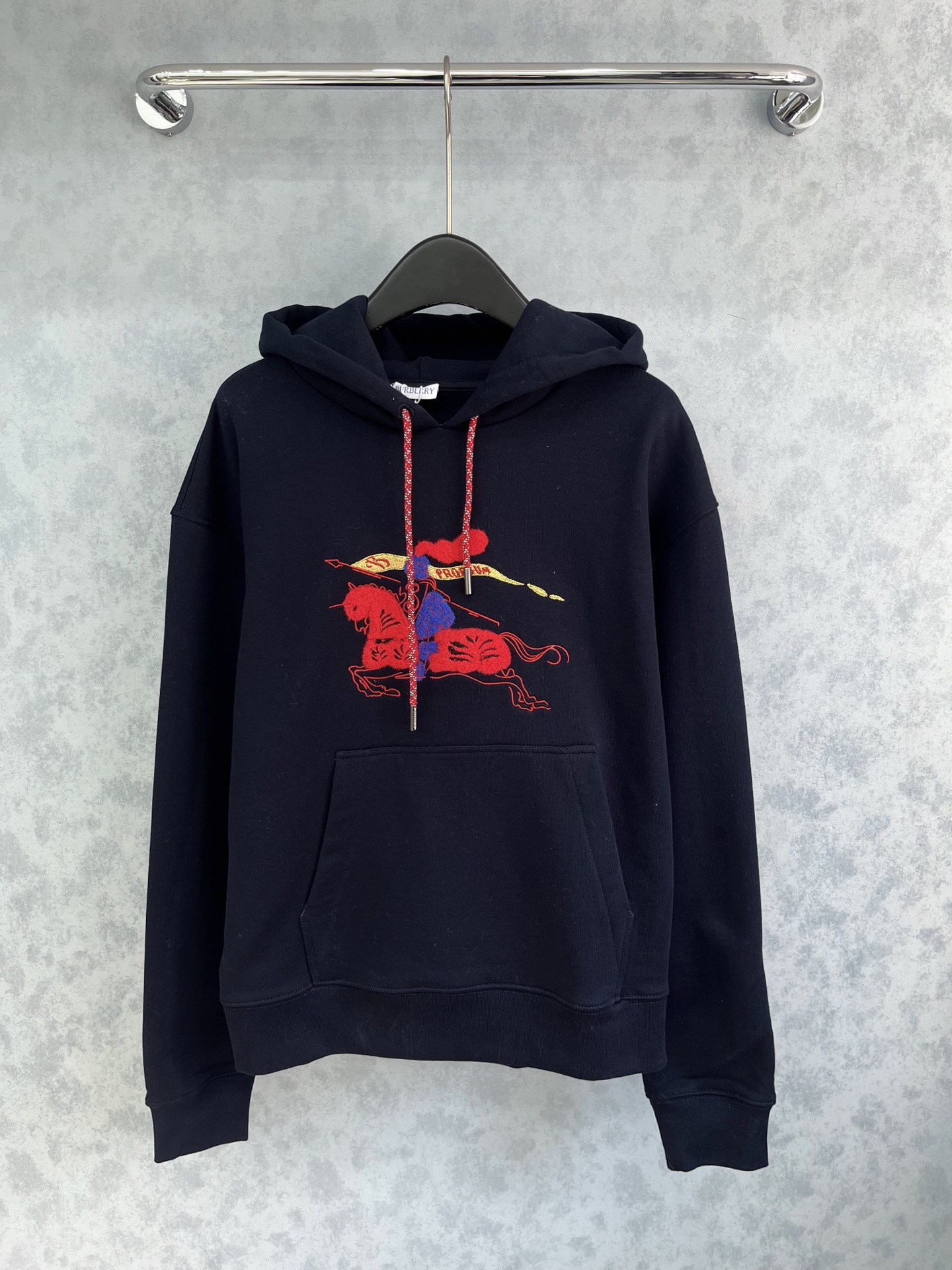 🛒𝐍𝐄𝐖 · 𝟐𝟎𝟐5/爆款现货【原版定制】Bur*｜25经典植绒刺绣带帽卫衣干净利落的裁剪，落肩宽松慵