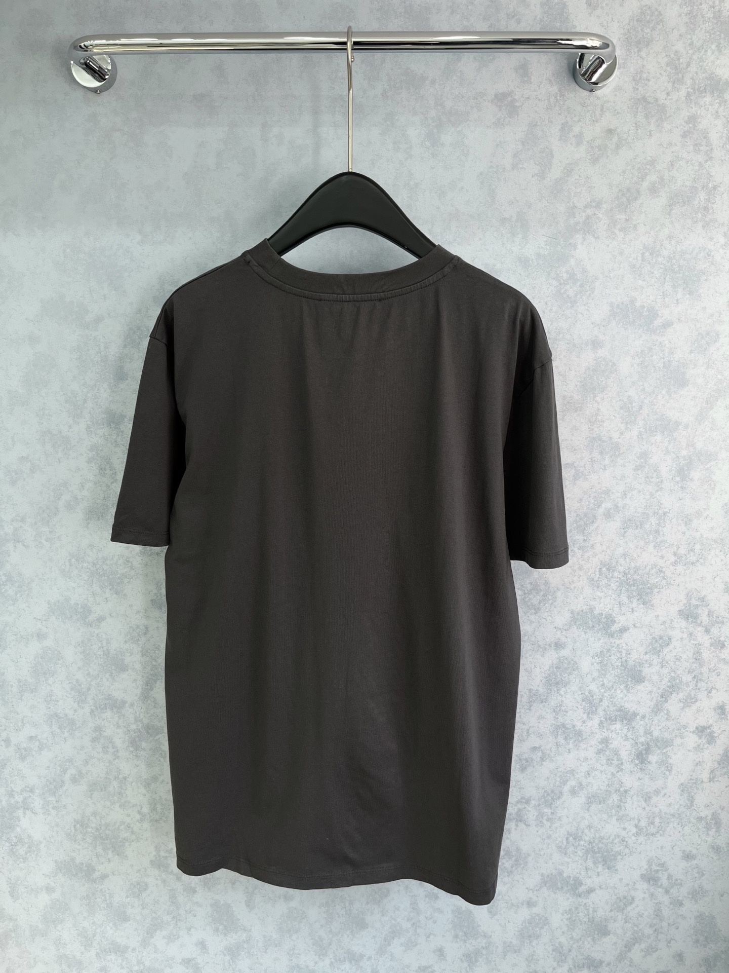 🛒𝐍𝐄𝐖 · 𝟐𝟎𝟐6/爆款现货【原版定制】Alex*｜26新款 做旧洗水压花字母短袖T 美式辣妹 它的