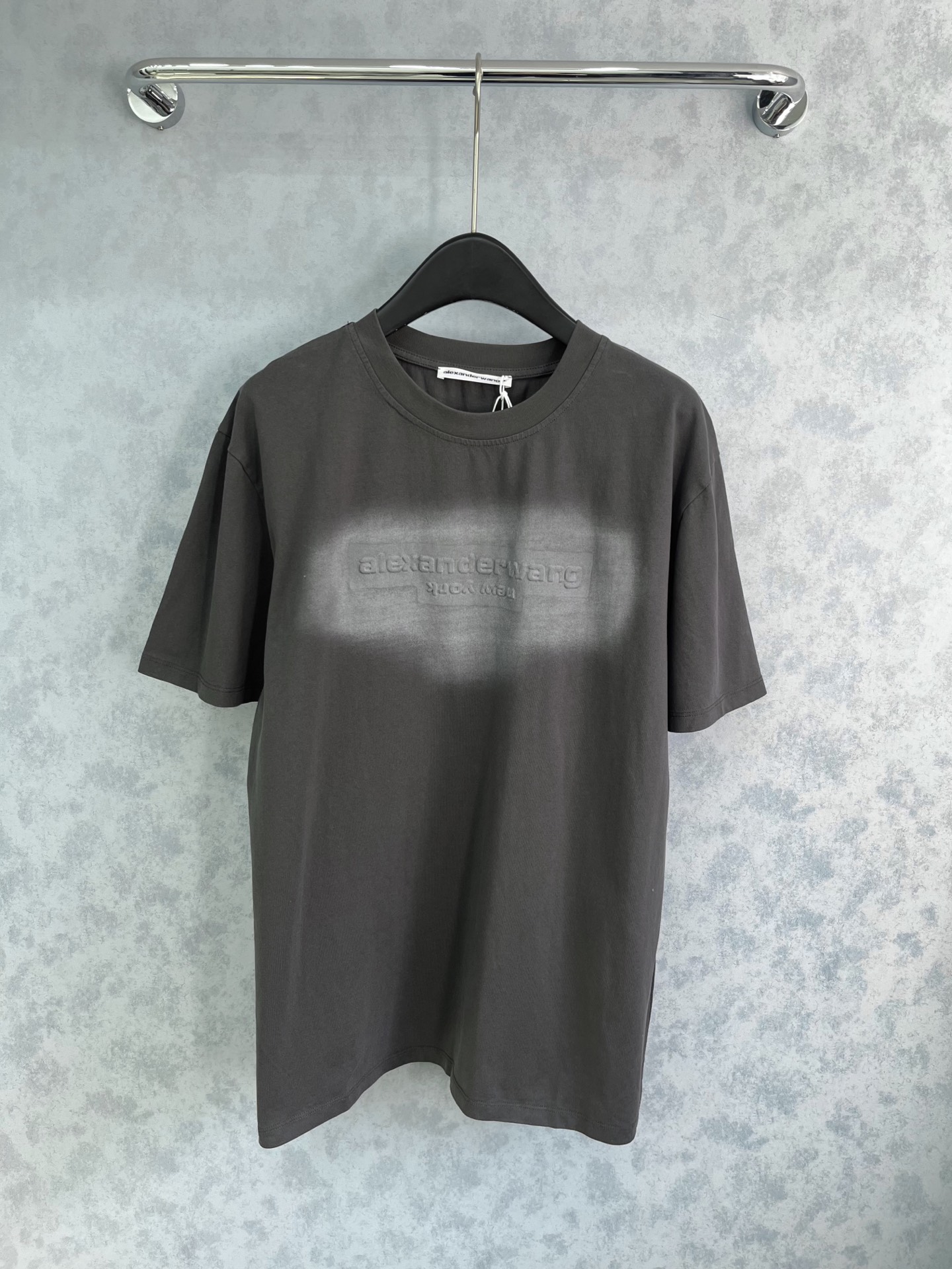 🛒𝐍𝐄𝐖 · 𝟐𝟎𝟐6/爆款现货【原版定制】Alex*｜26新款 做旧洗水压花字母短袖T 美式辣妹 它的