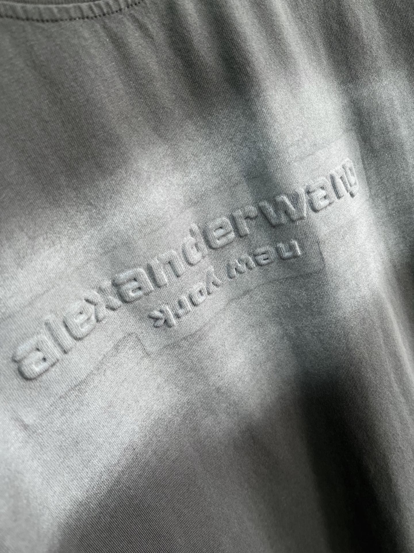 🛒𝐍𝐄𝐖 · 𝟐𝟎𝟐6/爆款现货【原版定制】Alex*｜26新款 做旧洗水压花字母短袖T 美式辣妹 它的