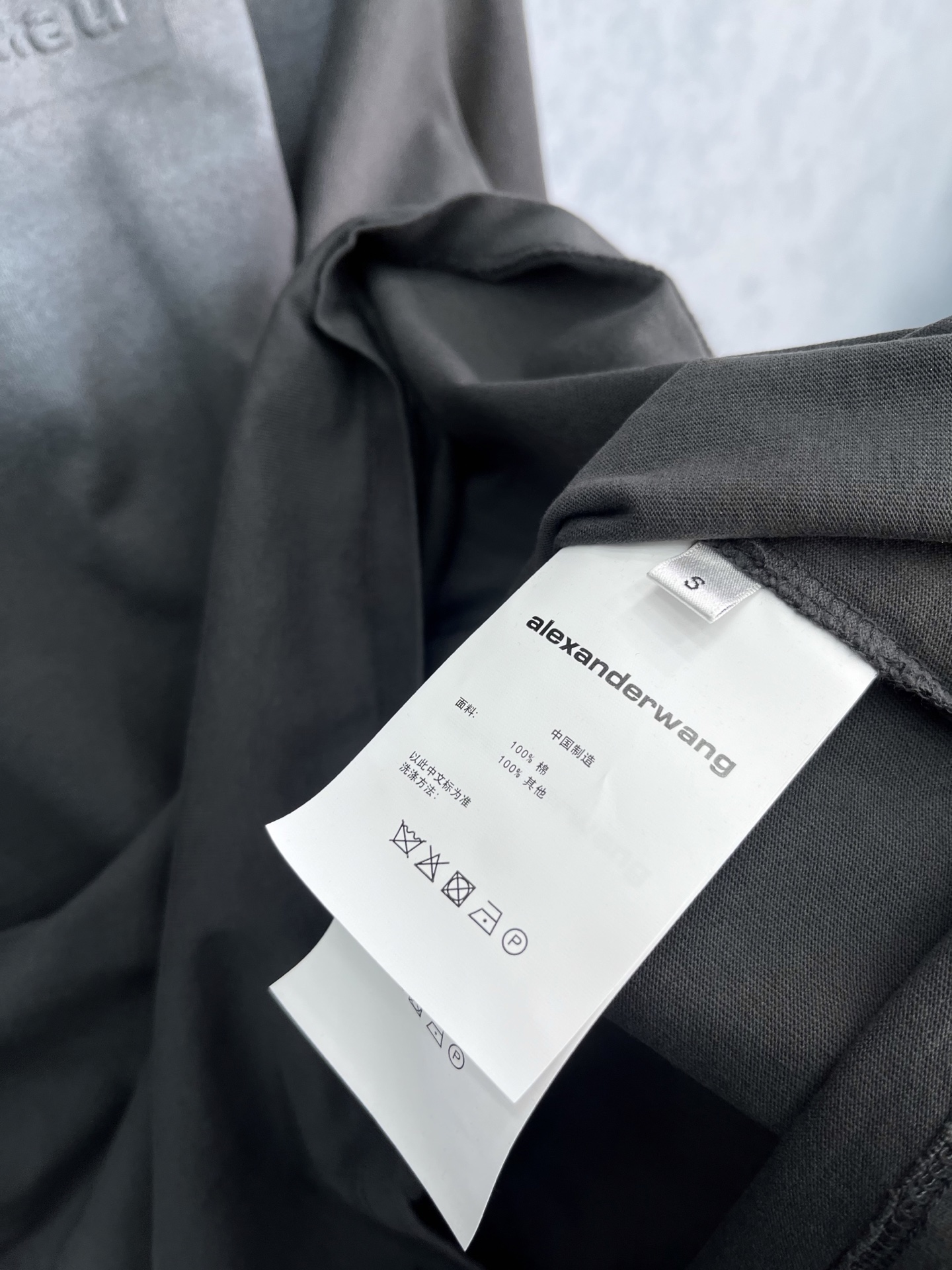 🛒𝐍𝐄𝐖 · 𝟐𝟎𝟐6/爆款现货【原版定制】Alex*｜26新款 做旧洗水压花字母短袖T 美式辣妹 它的