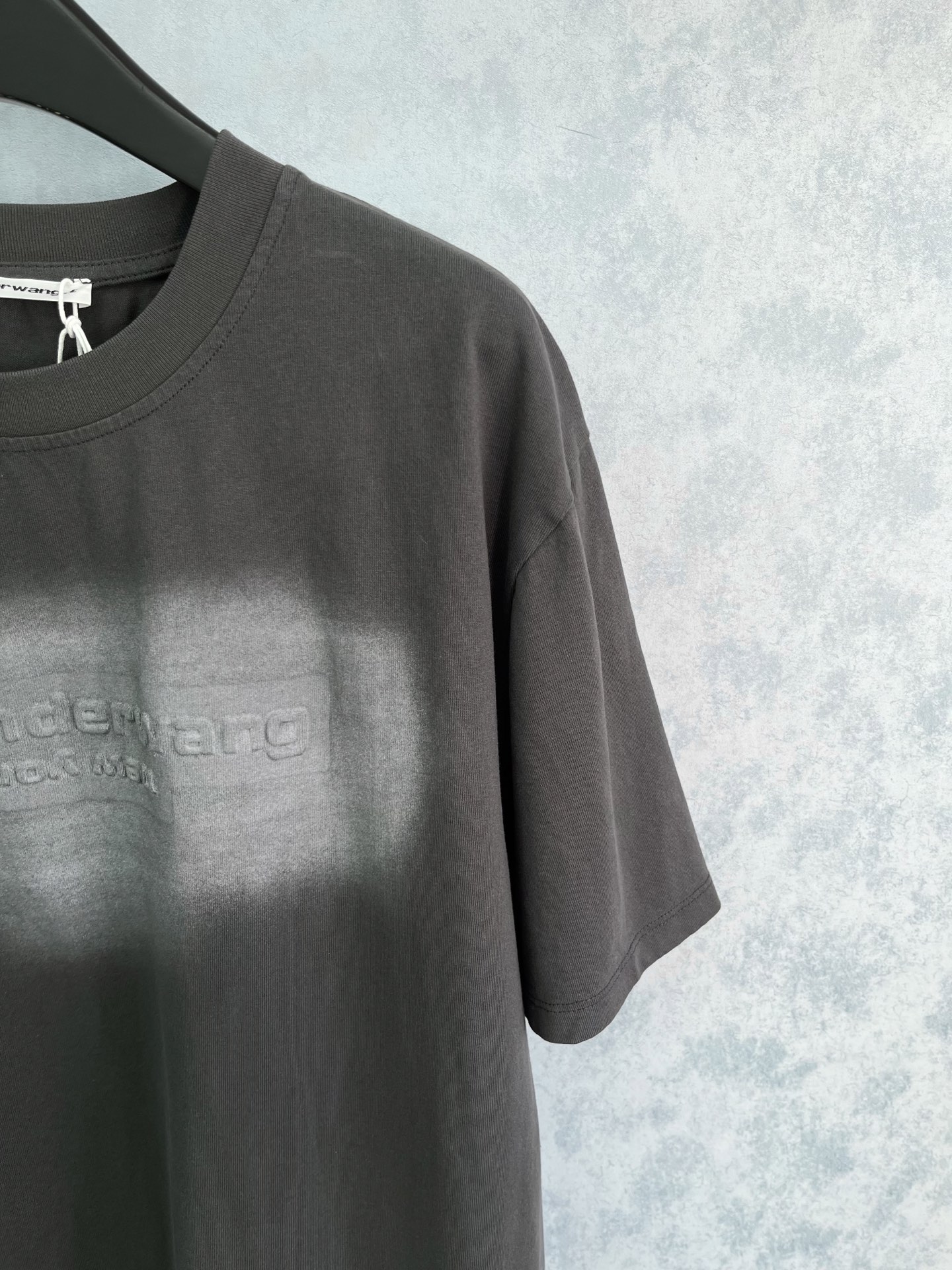 🛒𝐍𝐄𝐖 · 𝟐𝟎𝟐6/爆款现货【原版定制】Alex*｜26新款 做旧洗水压花字母短袖T 美式辣妹 它的