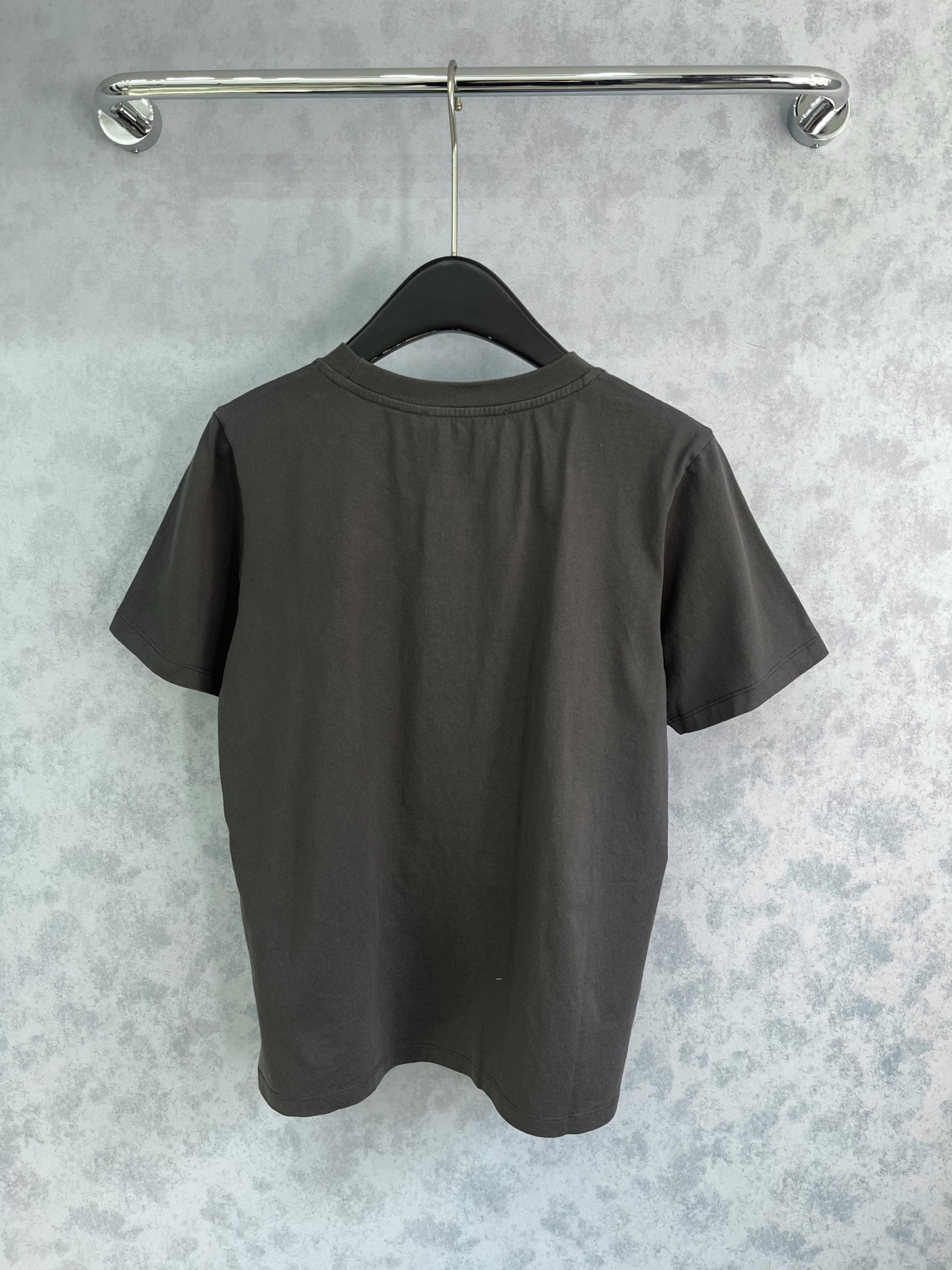 🛒𝐍𝐄𝐖 · 𝟐𝟎𝟐6/爆款现货【原版定制】Alex*｜26新款 做旧洗水压花字母小版型短袖T 美式辣妹