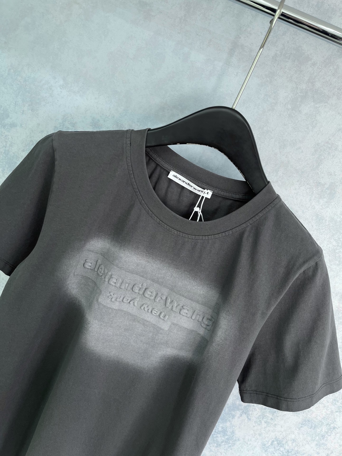 🛒𝐍𝐄𝐖 · 𝟐𝟎𝟐6/爆款现货【原版定制】Alex*｜26新款 做旧洗水压花字母小版型短袖T 美式辣妹