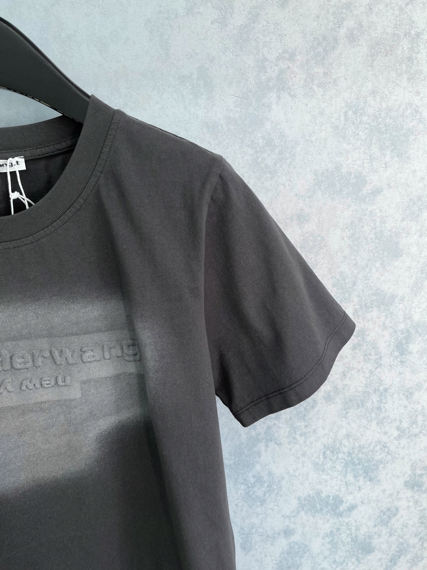 🛒𝐍𝐄𝐖 · 𝟐𝟎𝟐6/爆款现货【原版定制】Alex*｜26新款 做旧洗水压花字母小版型短袖T 美式辣妹