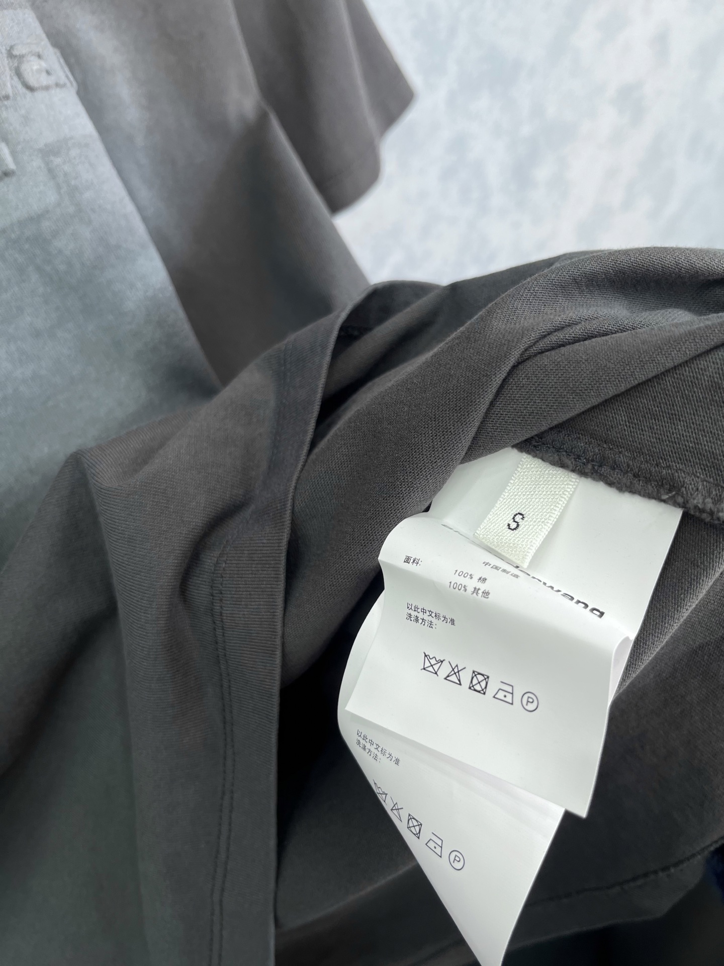 🛒𝐍𝐄𝐖 · 𝟐𝟎𝟐6/爆款现货【原版定制】Alex*｜26新款 做旧洗水压花字母小版型短袖T 美式辣妹