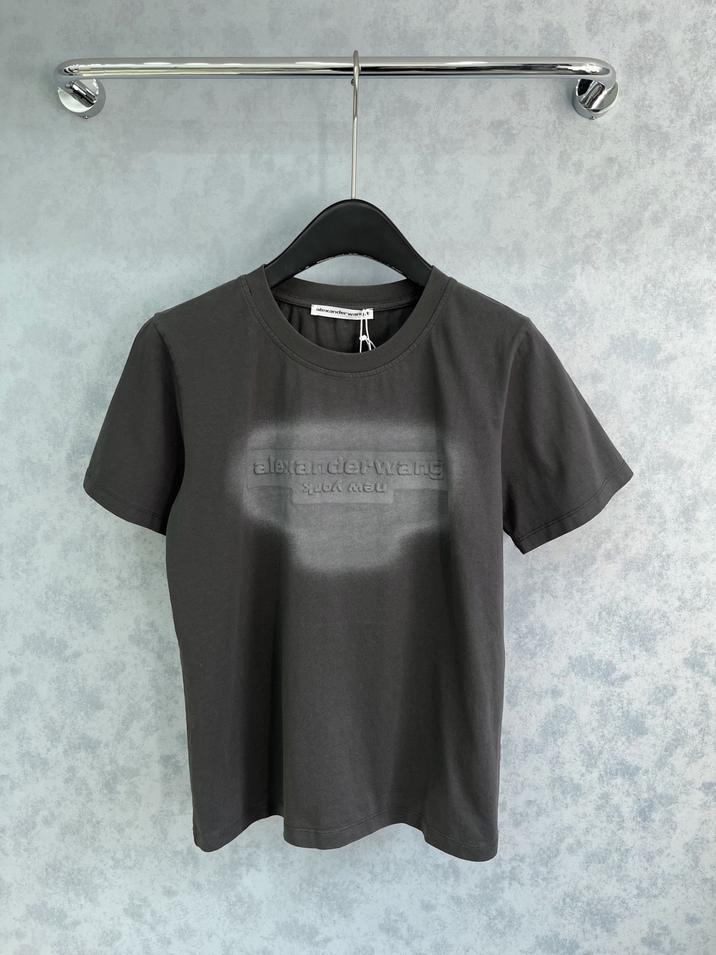 🛒𝐍𝐄𝐖 · 𝟐𝟎𝟐6/爆款现货【原版定制】Alex*｜26新款 做旧洗水压花字母小版型短袖T 美式辣妹