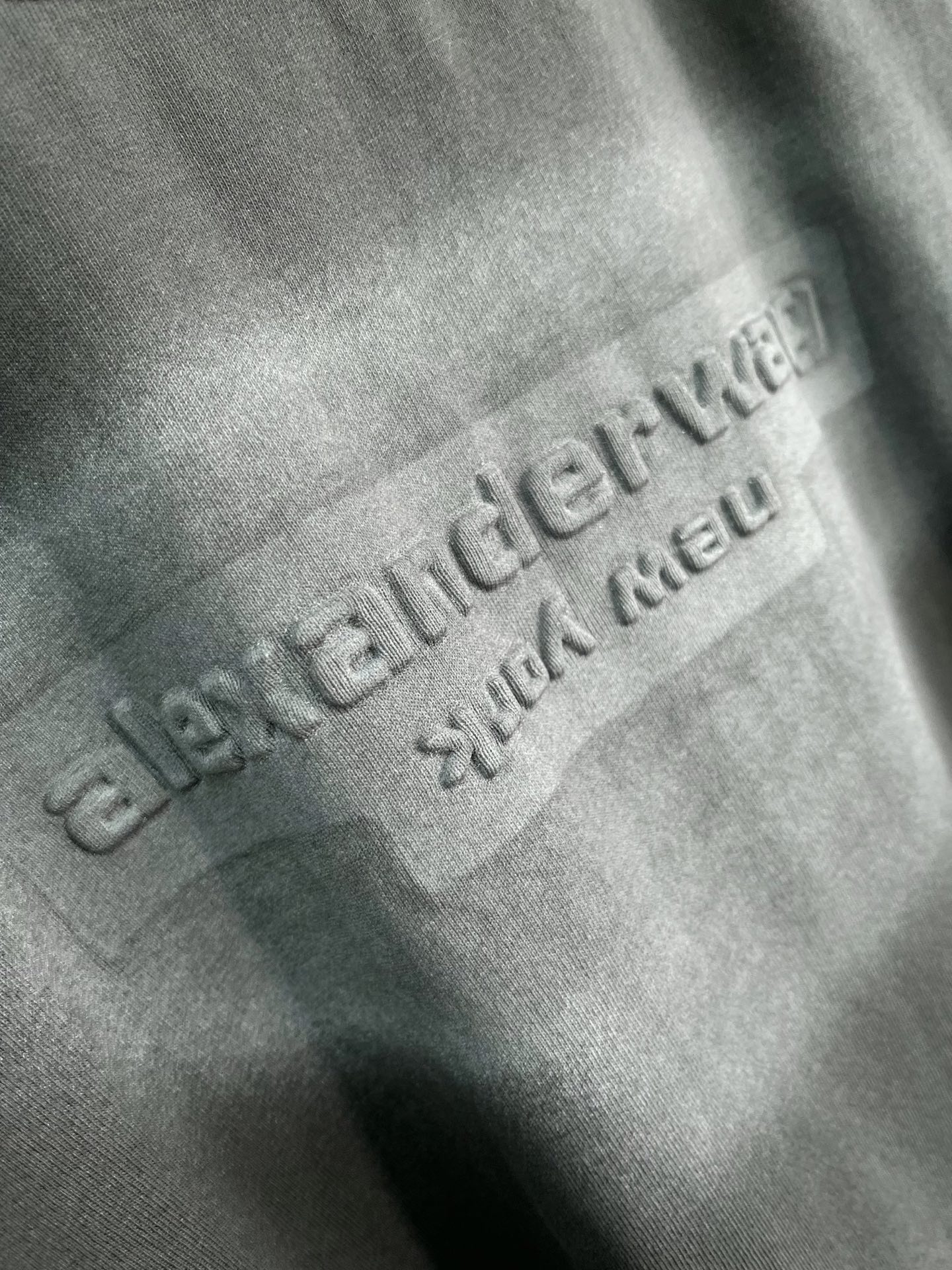 🛒𝐍𝐄𝐖 · 𝟐𝟎𝟐6/爆款现货【原版定制】Alex*｜26新款 做旧洗水压花字母小版型短袖T 美式辣妹