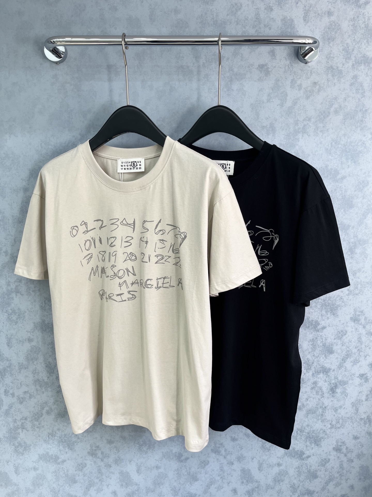 🛒𝐍𝐄𝐖 · 𝟐𝟎𝟐5/爆款现货原单品质 MM6*｜精致印花短袖T恤高订面料 亲肤透气舒适标志性字母图案