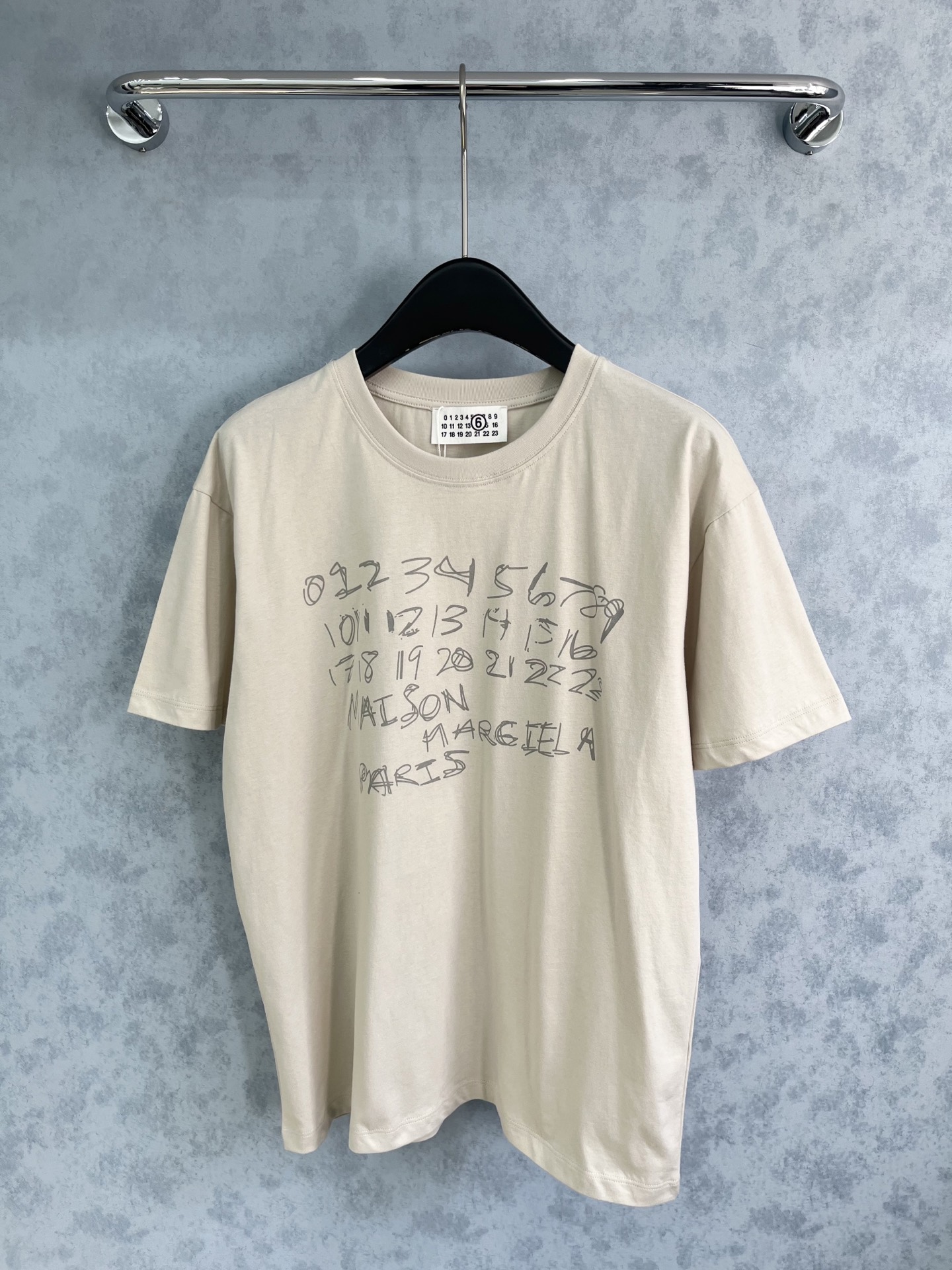 🛒𝐍𝐄𝐖 · 𝟐𝟎𝟐5/爆款现货原单品质 MM6*｜精致印花短袖T恤高订面料 亲肤透气舒适标志性字母图案