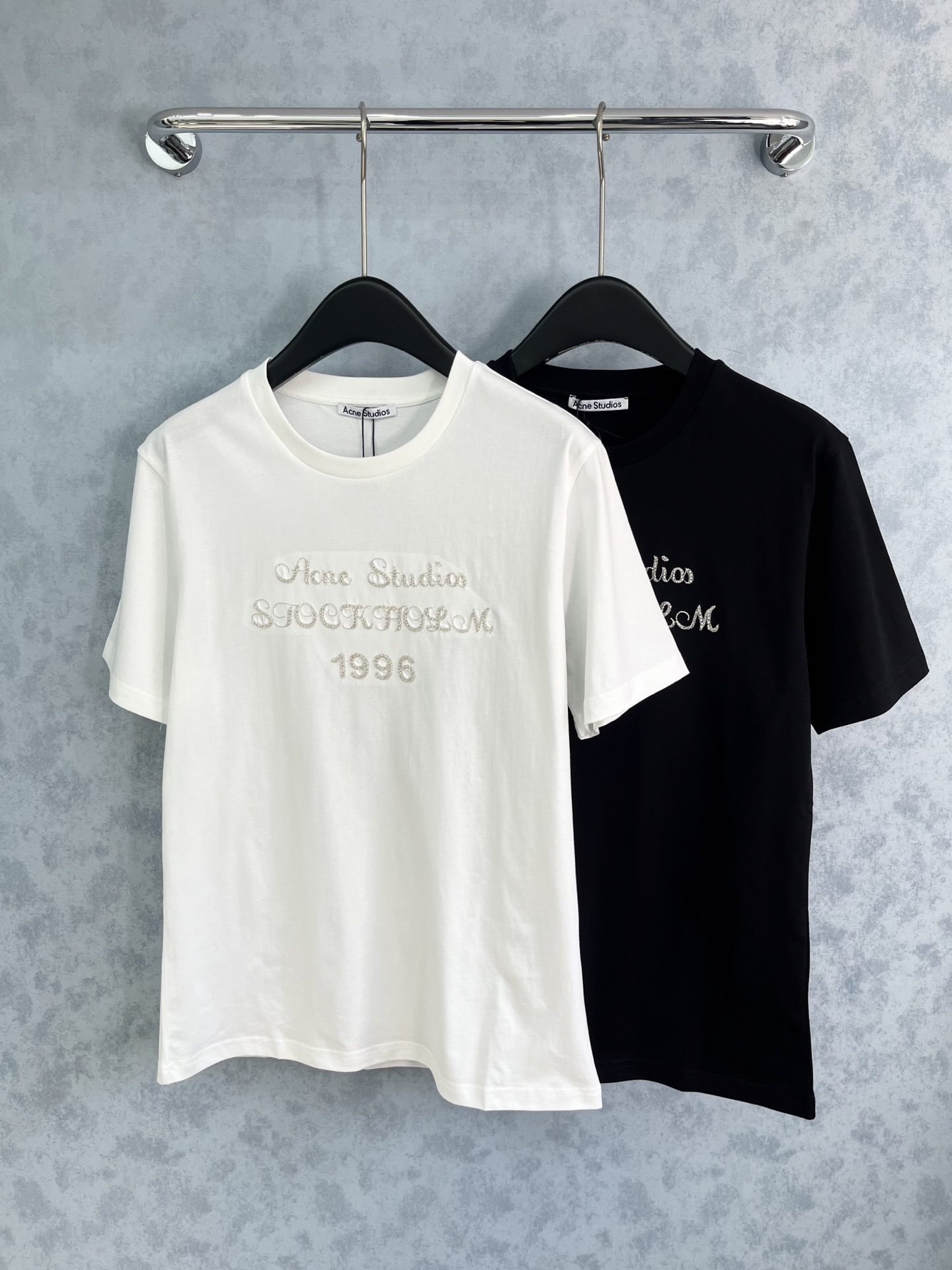 🛒𝐍𝐄𝐖 · 𝟐𝟎𝟐5/爆款现货原单品质 Acn*｜精致订珠短袖T恤高订面料 亲肤透气舒适标志性字母图案