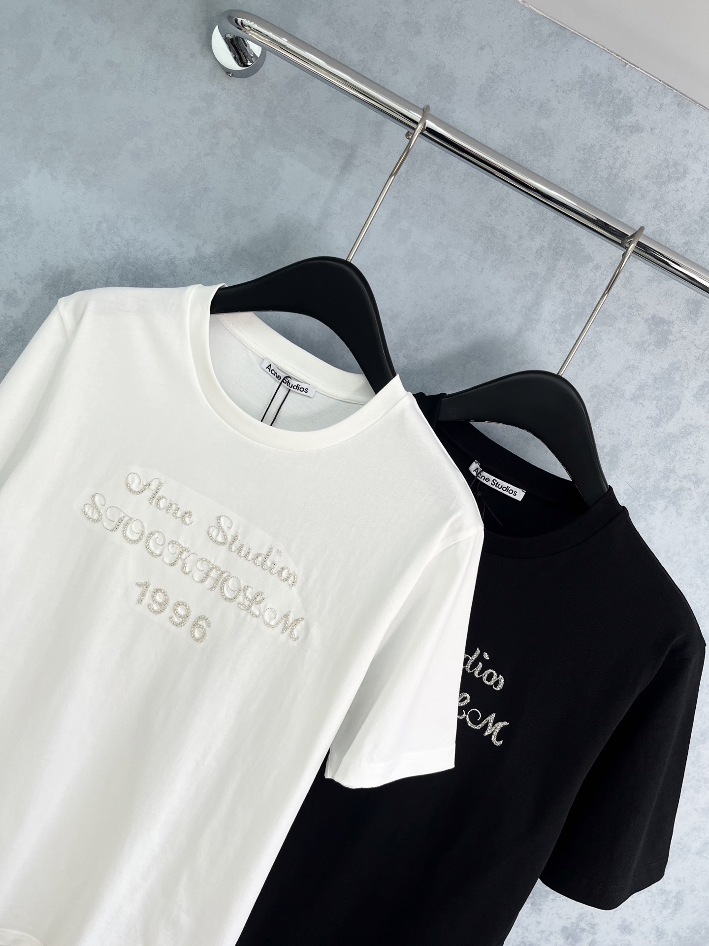 🛒𝐍𝐄𝐖 · 𝟐𝟎𝟐5/爆款现货原单品质 Acn*｜精致订珠短袖T恤高订面料 亲肤透气舒适标志性字母图案