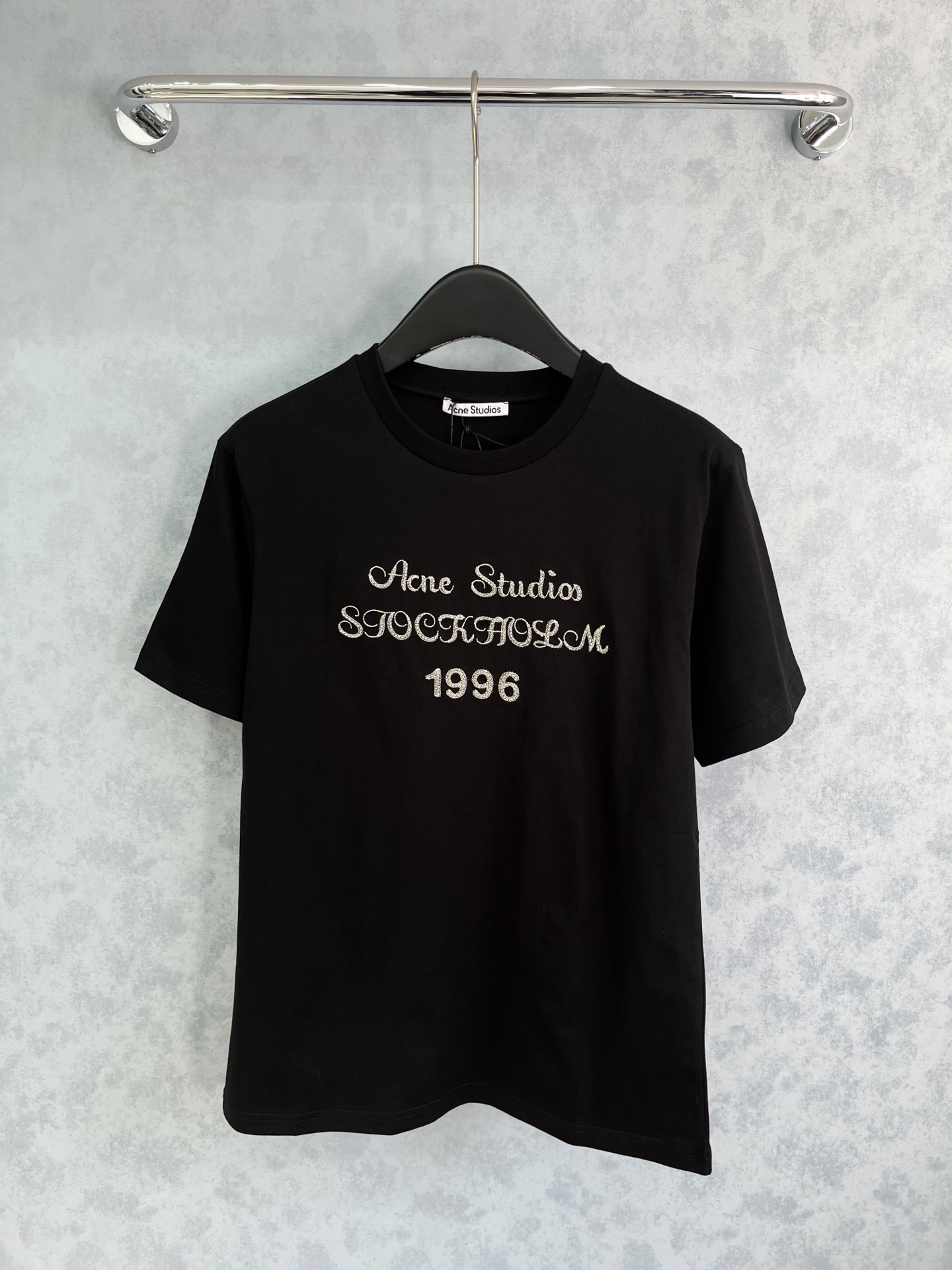 🛒𝐍𝐄𝐖 · 𝟐𝟎𝟐5/爆款现货原单品质 Acn*｜精致订珠短袖T恤高订面料 亲肤透气舒适标志性字母图案