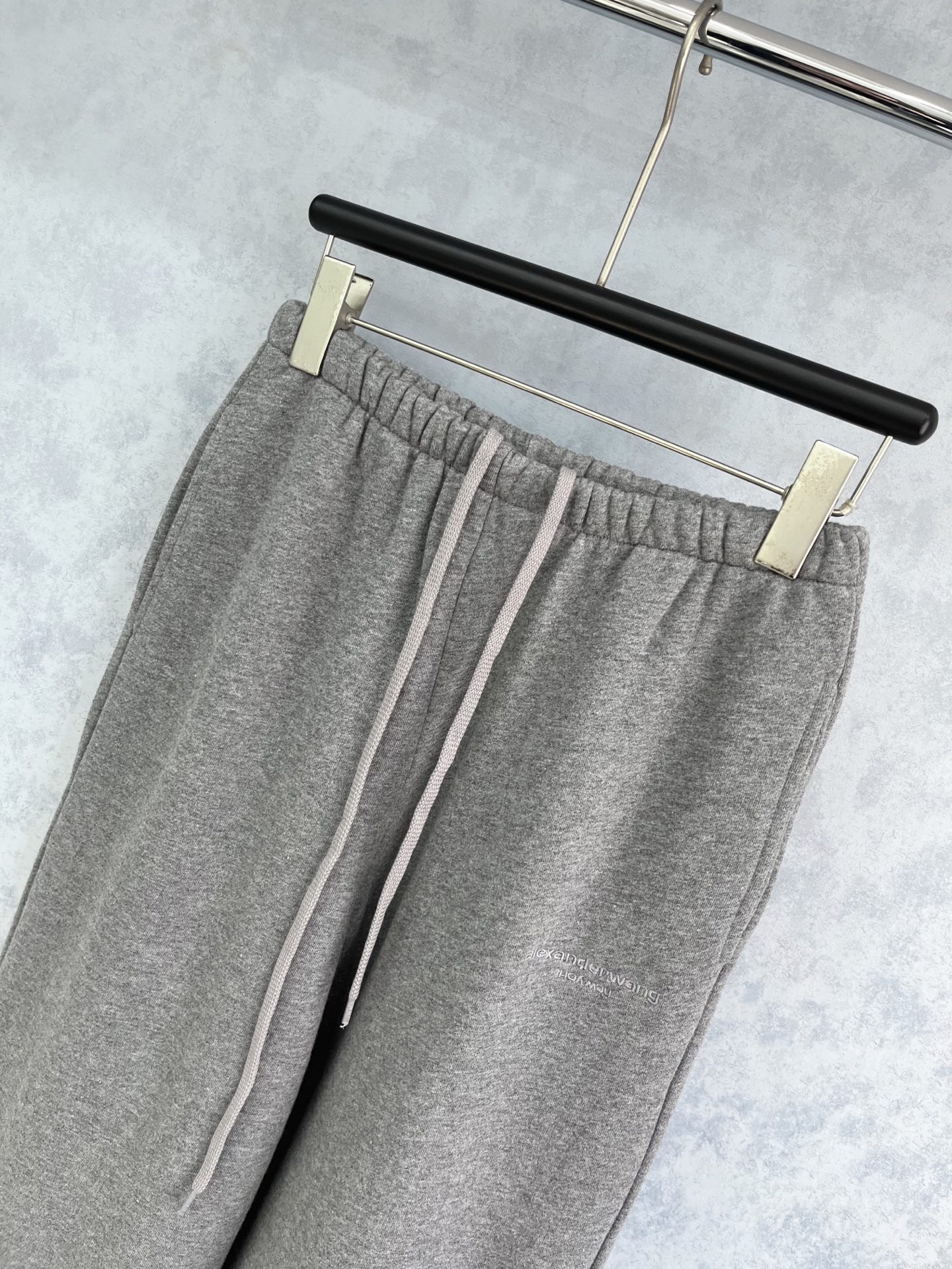 🛒𝐍𝐄𝐖 · 𝟐𝟎𝟐5/爆款现货【原版定制】Alex*｜25经典加绒刺绣卫裤干净利落的裁剪，落肩宽松慵懒