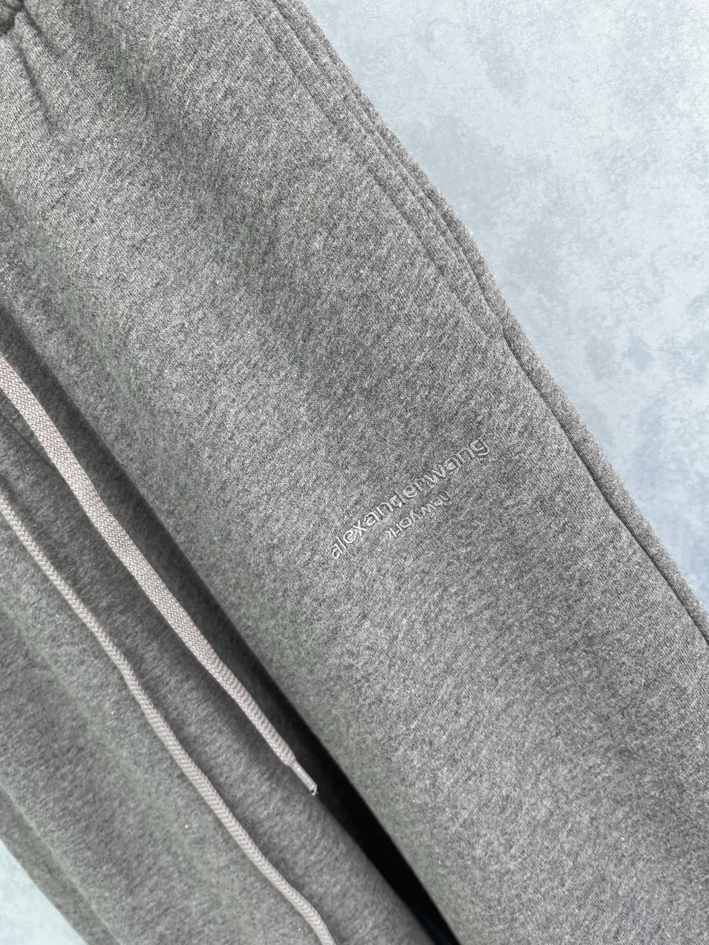 🛒𝐍𝐄𝐖 · 𝟐𝟎𝟐5/爆款现货【原版定制】Alex*｜25经典加绒刺绣卫裤干净利落的裁剪，落肩宽松慵懒