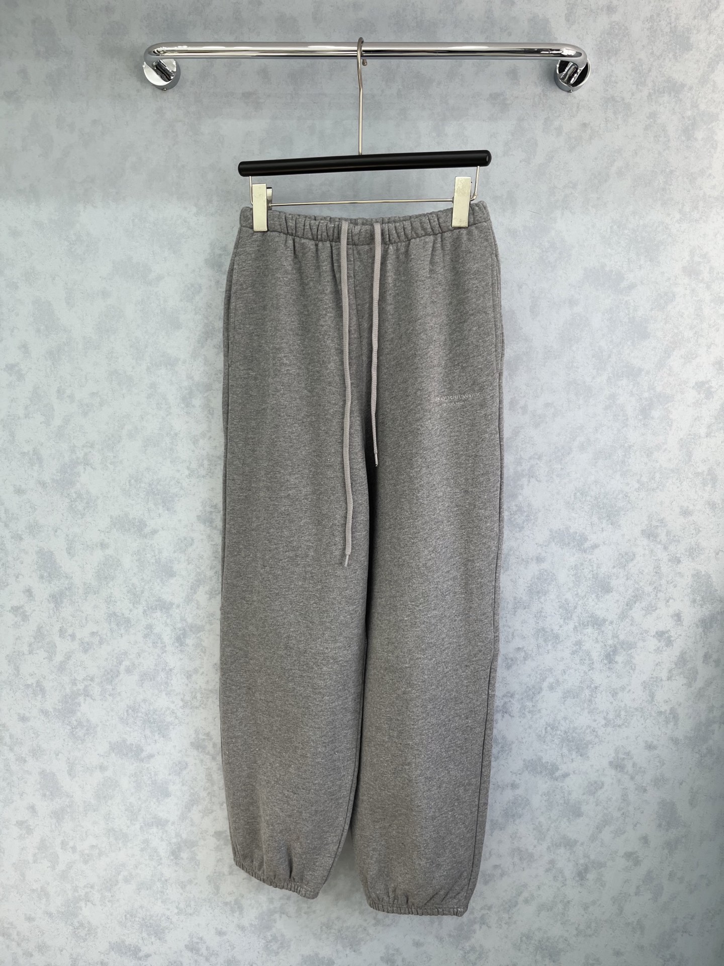 🛒𝐍𝐄𝐖 · 𝟐𝟎𝟐5/爆款现货【原版定制】Alex*｜25经典加绒刺绣卫裤干净利落的裁剪，落肩宽松慵懒