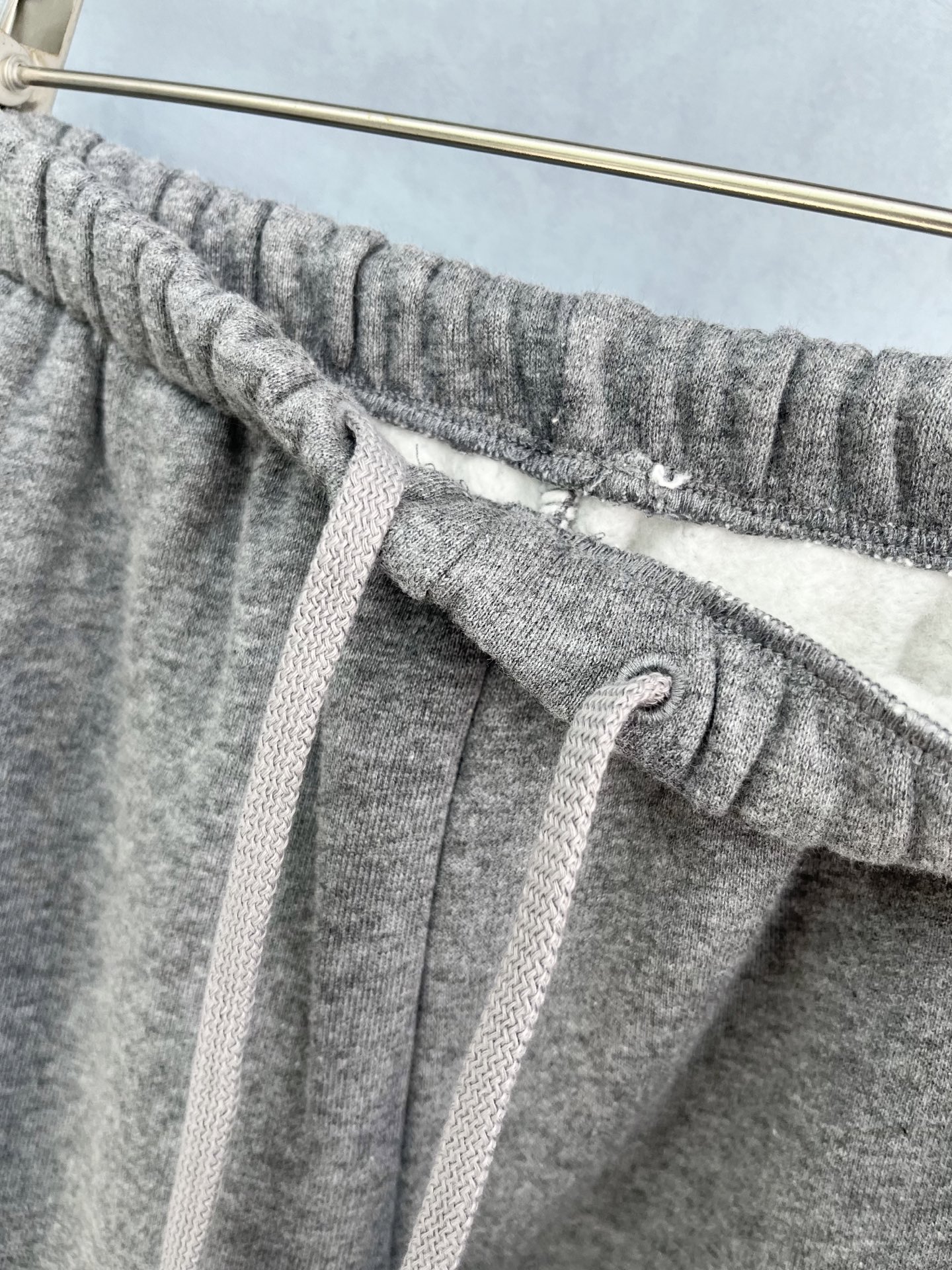 🛒𝐍𝐄𝐖 · 𝟐𝟎𝟐5/爆款现货【原版定制】Alex*｜25经典加绒刺绣卫裤干净利落的裁剪，落肩宽松慵懒