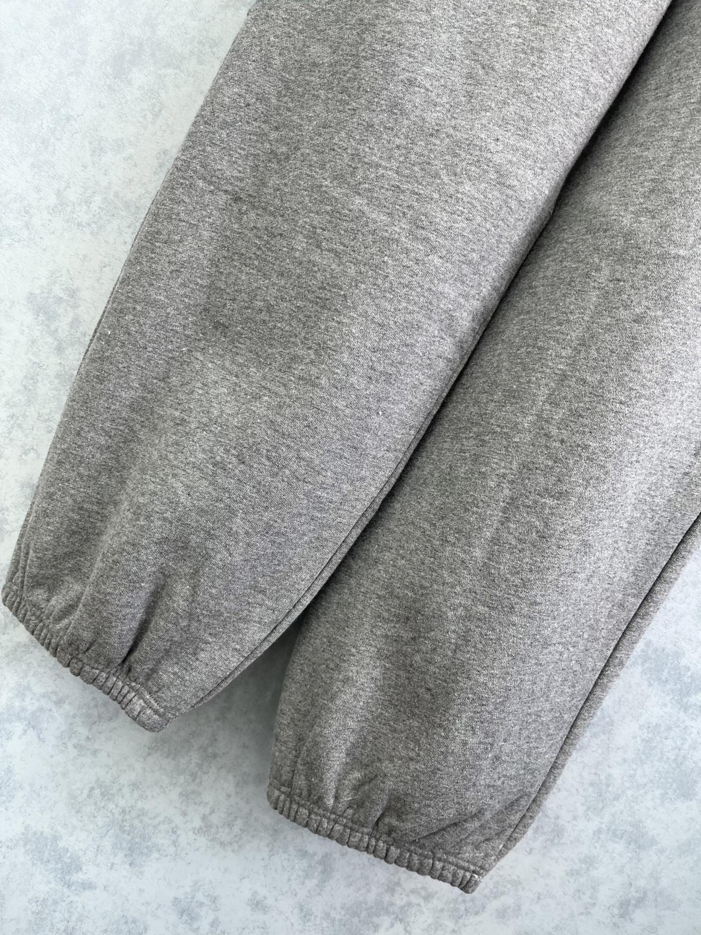 🛒𝐍𝐄𝐖 · 𝟐𝟎𝟐5/爆款现货【原版定制】Alex*｜25经典加绒刺绣卫裤干净利落的裁剪，落肩宽松慵懒