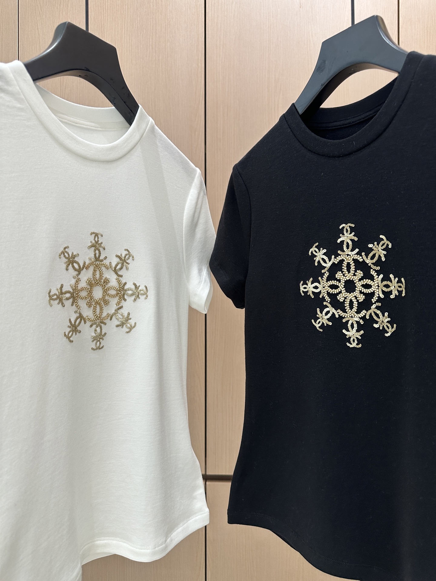 🛒𝐍𝐄𝐖 · 𝟐𝟎𝟐5/爆款现货设计师 原创｜2025新款天丝羊毛磨毛短袖T云感舒适的系列！上身的触感谁