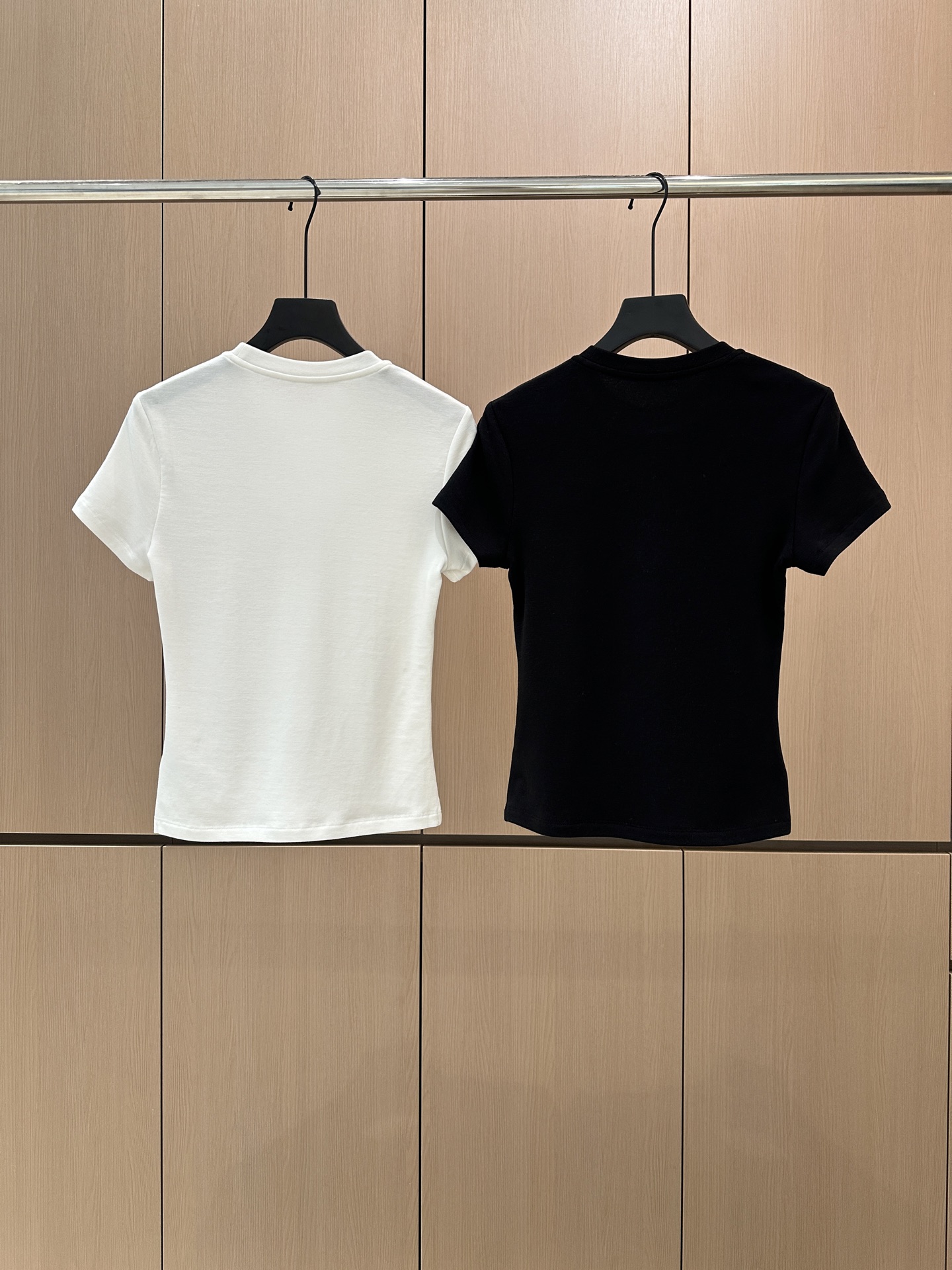 🛒𝐍𝐄𝐖 · 𝟐𝟎𝟐5/爆款现货设计师 原创｜2025新款天丝羊毛磨毛短袖T云感舒适的系列！上身的触感谁