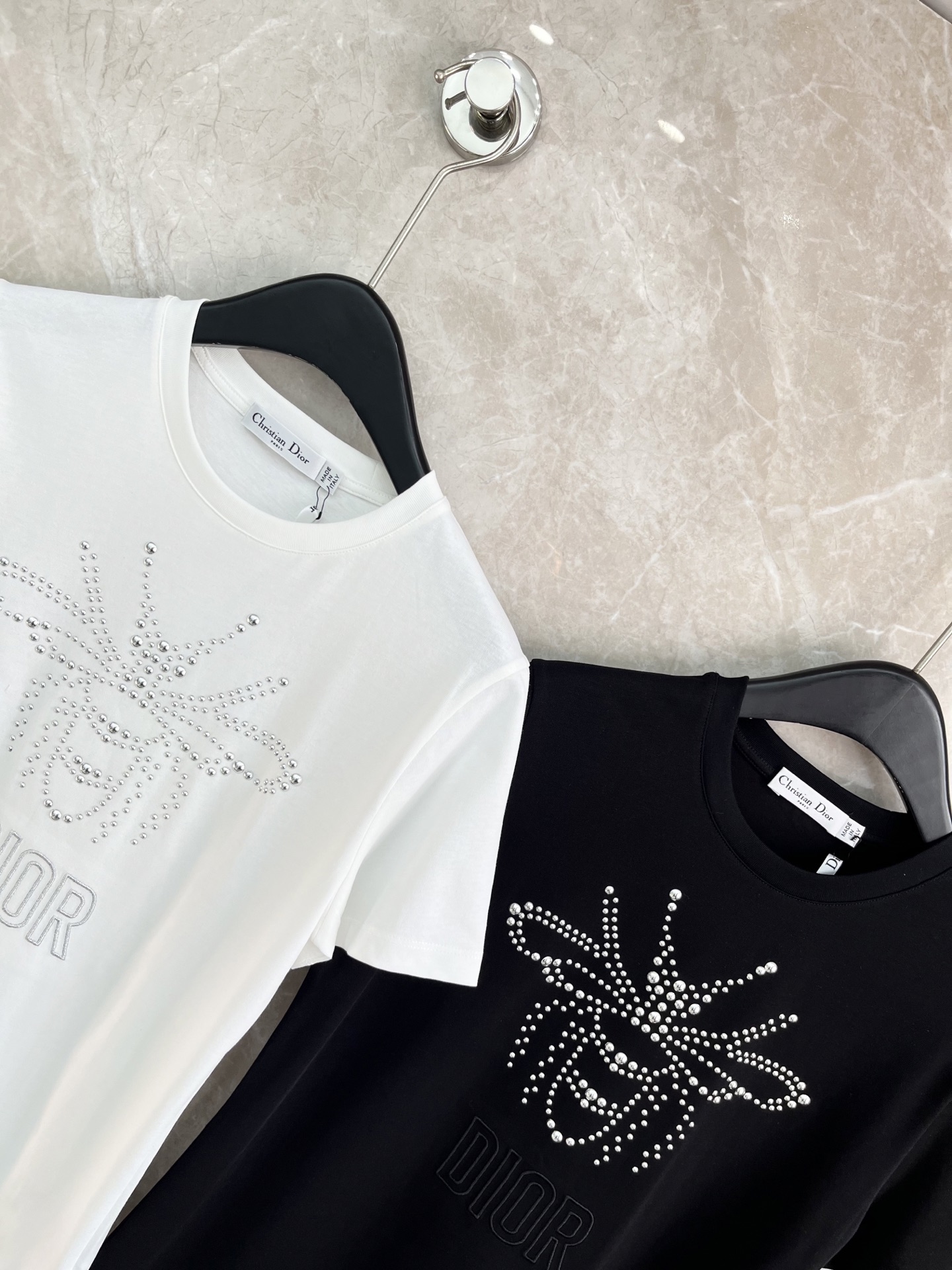 🛒𝐍𝐄𝐖 · 𝟐𝟎𝟐5/爆款现货原单品质 Dio*｜25新品刺绣烫钻短袖T恤精致宽松版型上身巨显瘦！男女