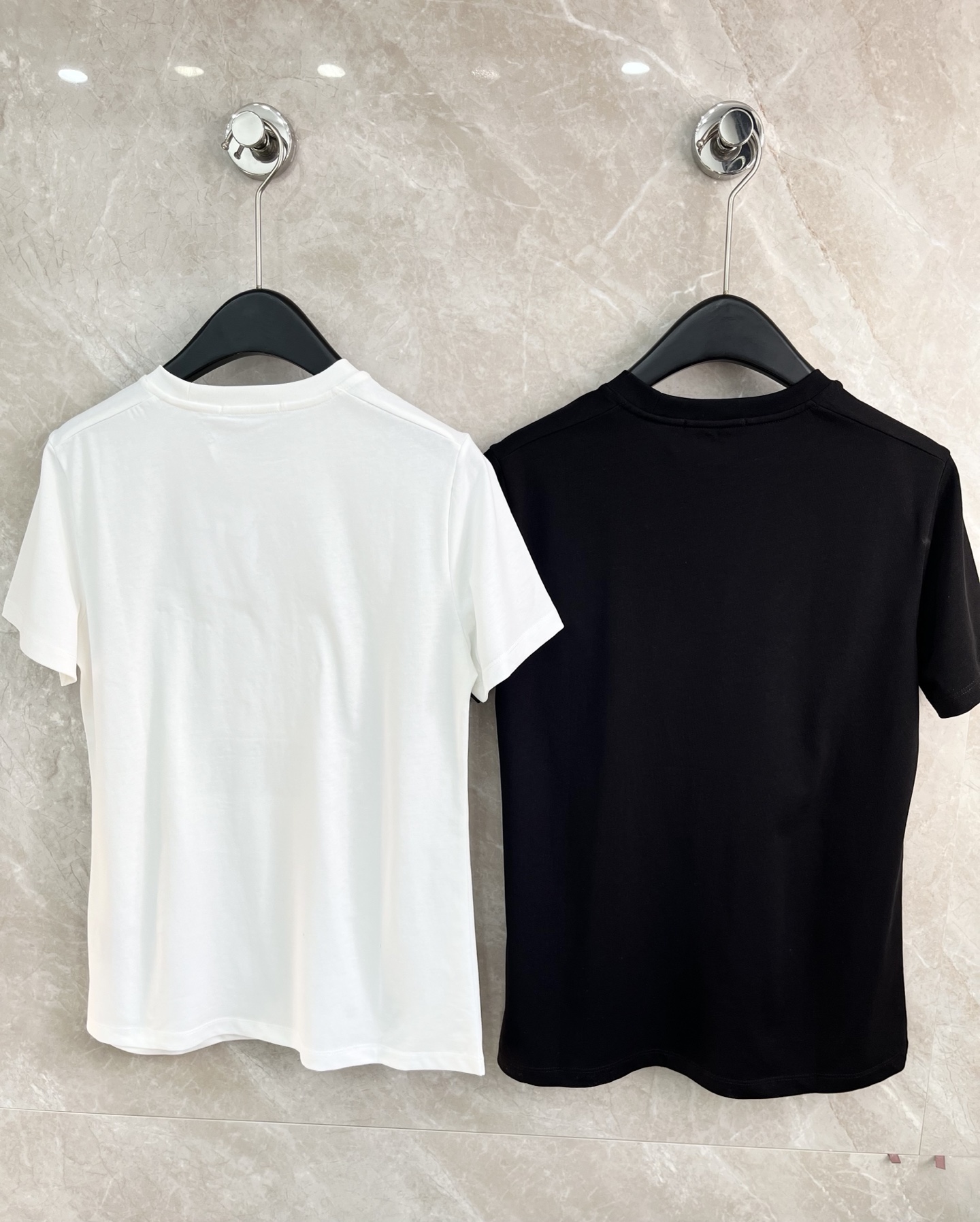 🛒𝐍𝐄𝐖 · 𝟐𝟎𝟐5/爆款现货原单品质 Dio*｜25新品刺绣烫钻短袖T恤精致宽松版型上身巨显瘦！男女