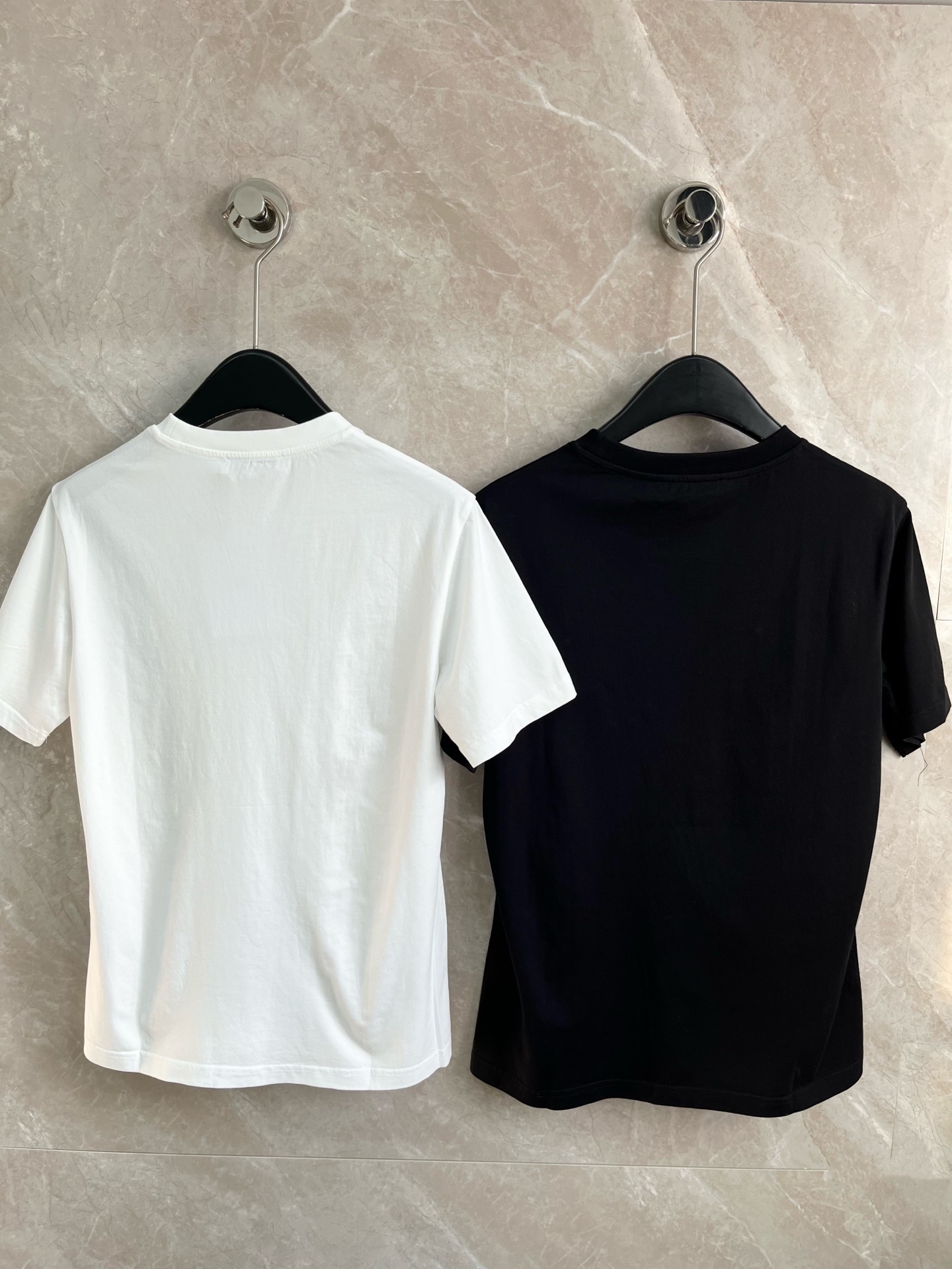 🛒𝐍𝐄𝐖 · 𝟐𝟎𝟐5/爆款现货原单品质 Dio*｜25新品珠片短袖T恤精致宽松版型上身巨显瘦！男女同款